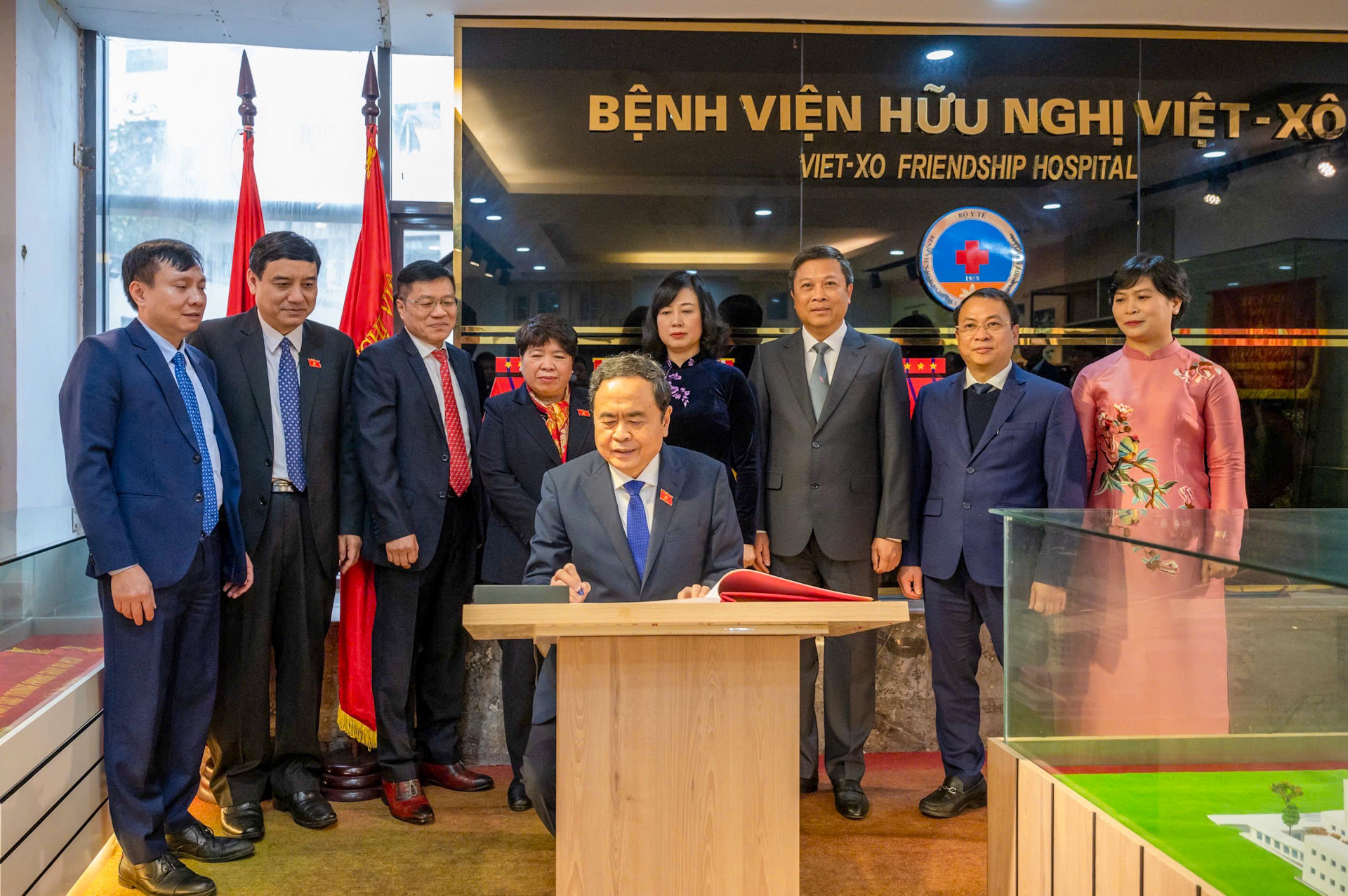 Chủ tịch Quốc hội Trần Thanh Mẫn viết lưu bút tại Phòng Truyền thống Bệnh viện Hữu Nghị.