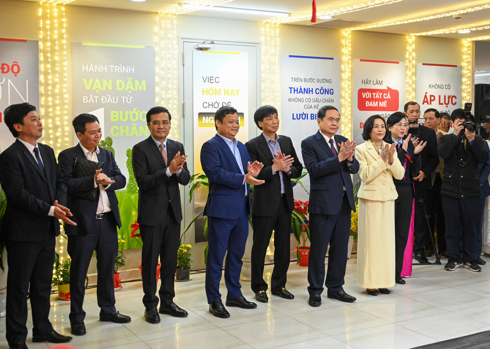 Chủ tịch Quốc hội Trần Thanh Mẫn thăm, làm việc với báo Đại biểu Nhân dân. Chủ tịch Quốc hội Trần Thanh Mẫn thăm, làm việc với báo Đại biểu Nhân dân.