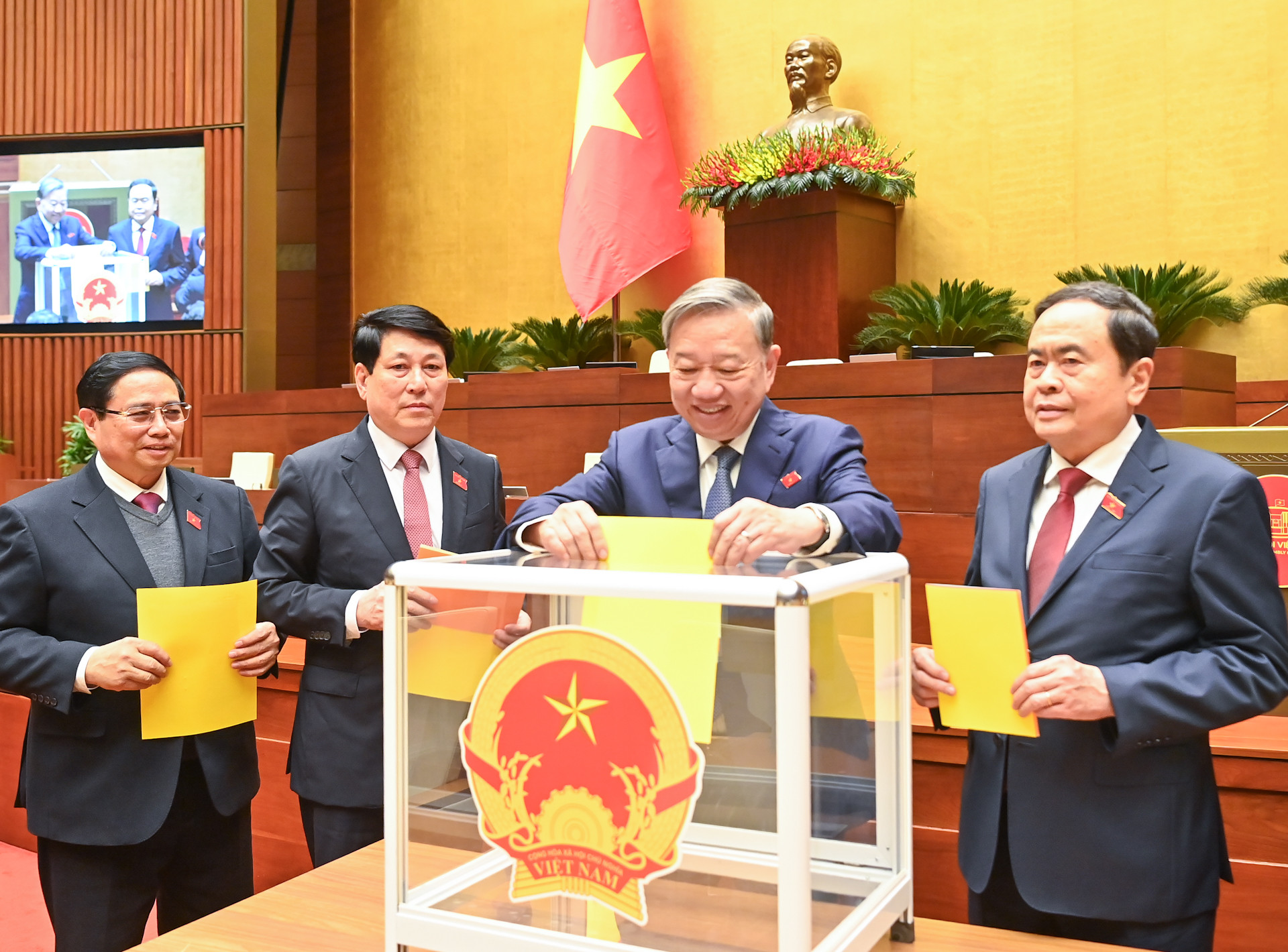Tổng Bí thư Tô Lâm, Chủ tịch nước Lương Cường, Thủ tướng Phạm Minh Chính, Chủ tịch Quốc hội Trần Thanh Mẫn và các đại biểu Quốc hội bỏ phiếu bầu Phó Chủ tịch Quốc hội và Ủy viên Ủy ban Thường vụ Quốc hội; phê chuẩn đề nghị của Thủ tướng Chính phủ về việc bổ nhiệm các Phó Thủ tướng Chính phủ, Bộ trưởng và thành viên khác của Chính phủ nhiệm kỳ 2021-2026.