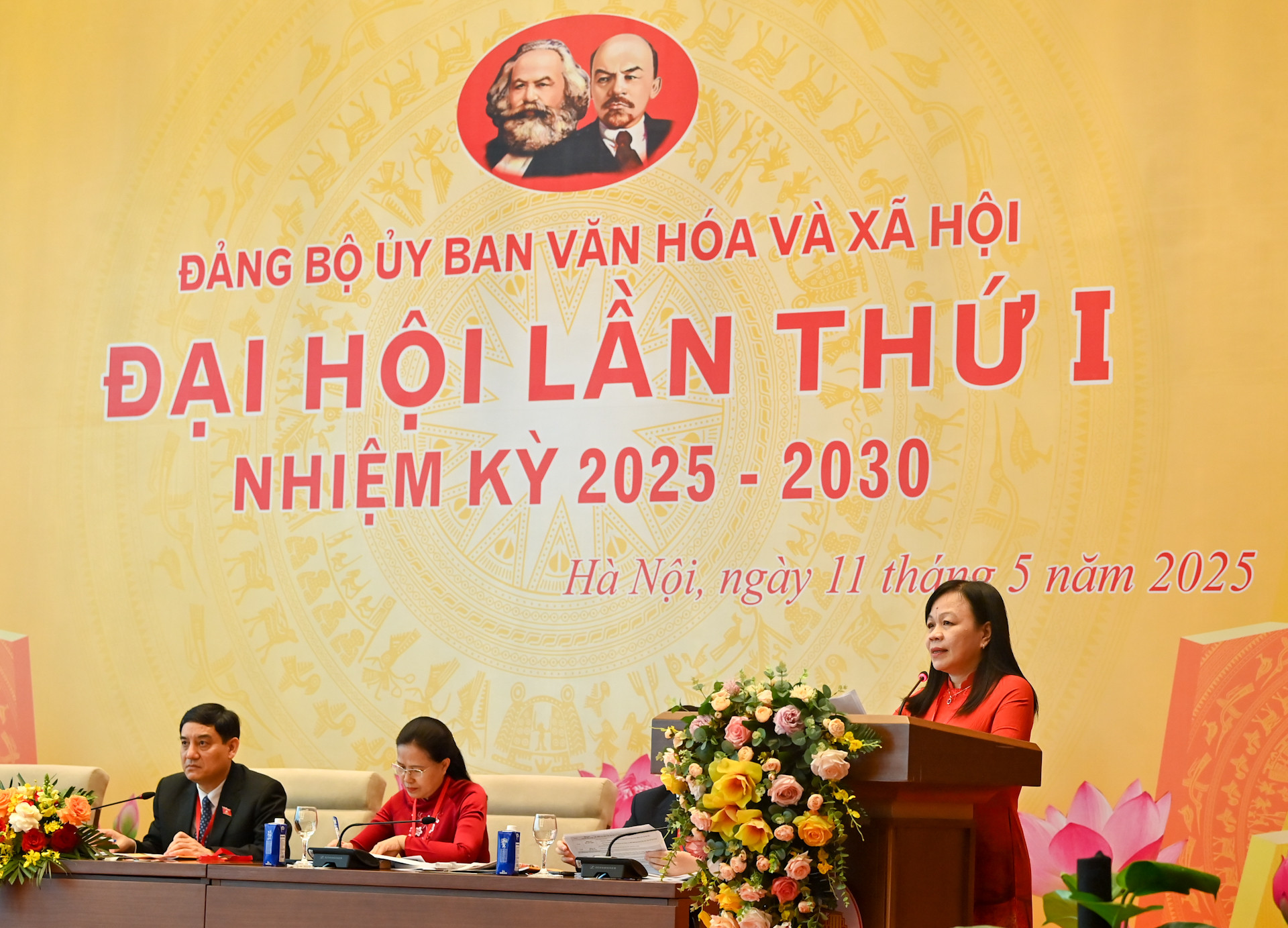 Đảng viên Nguyễn Thị Mai Hoa tham luận tại Đại hội.