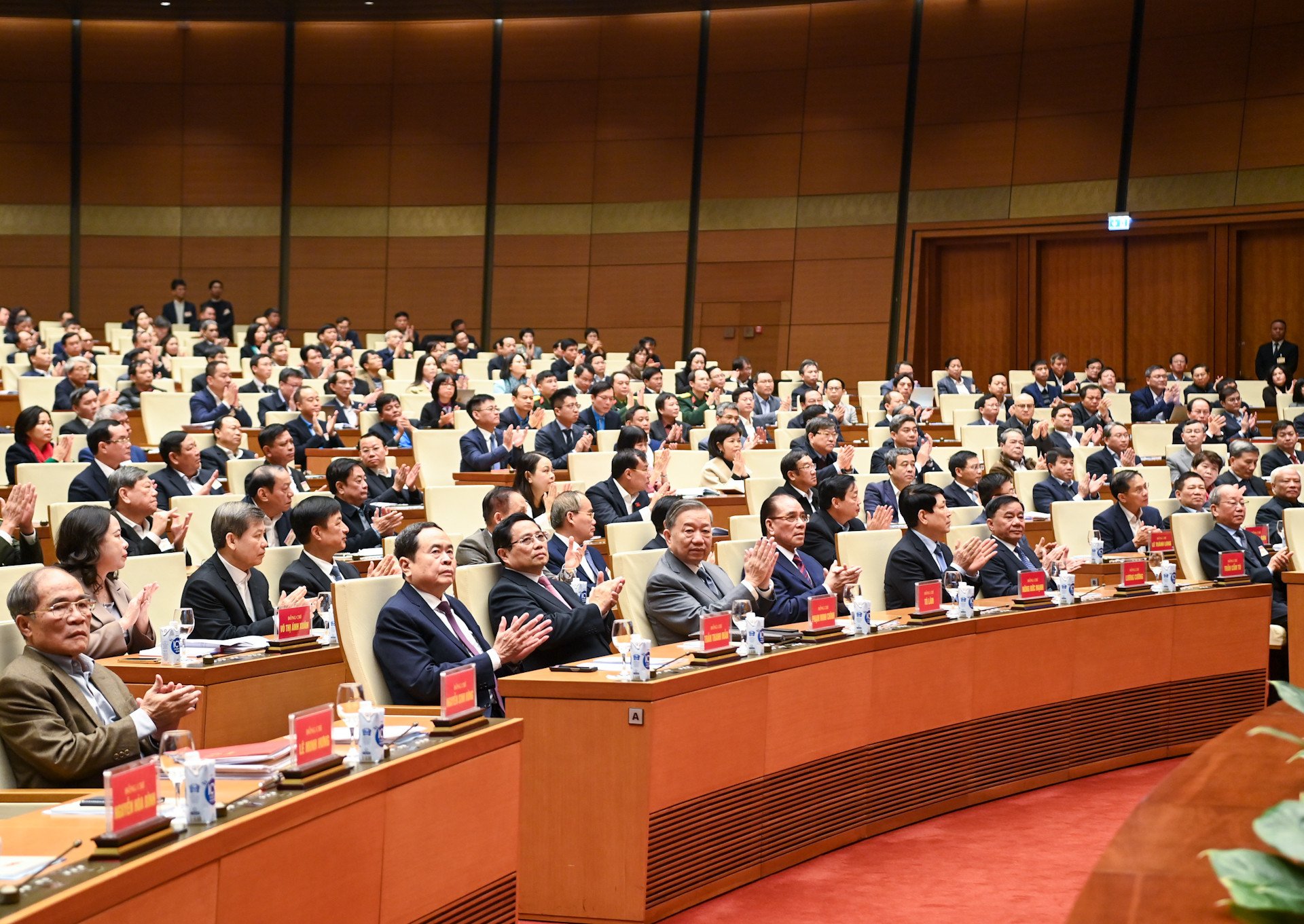 Các đồng chí lãnh đạo, nguyên lãnh đạo Đảng, Nhà nước và các đại biểu dự hội nghị.