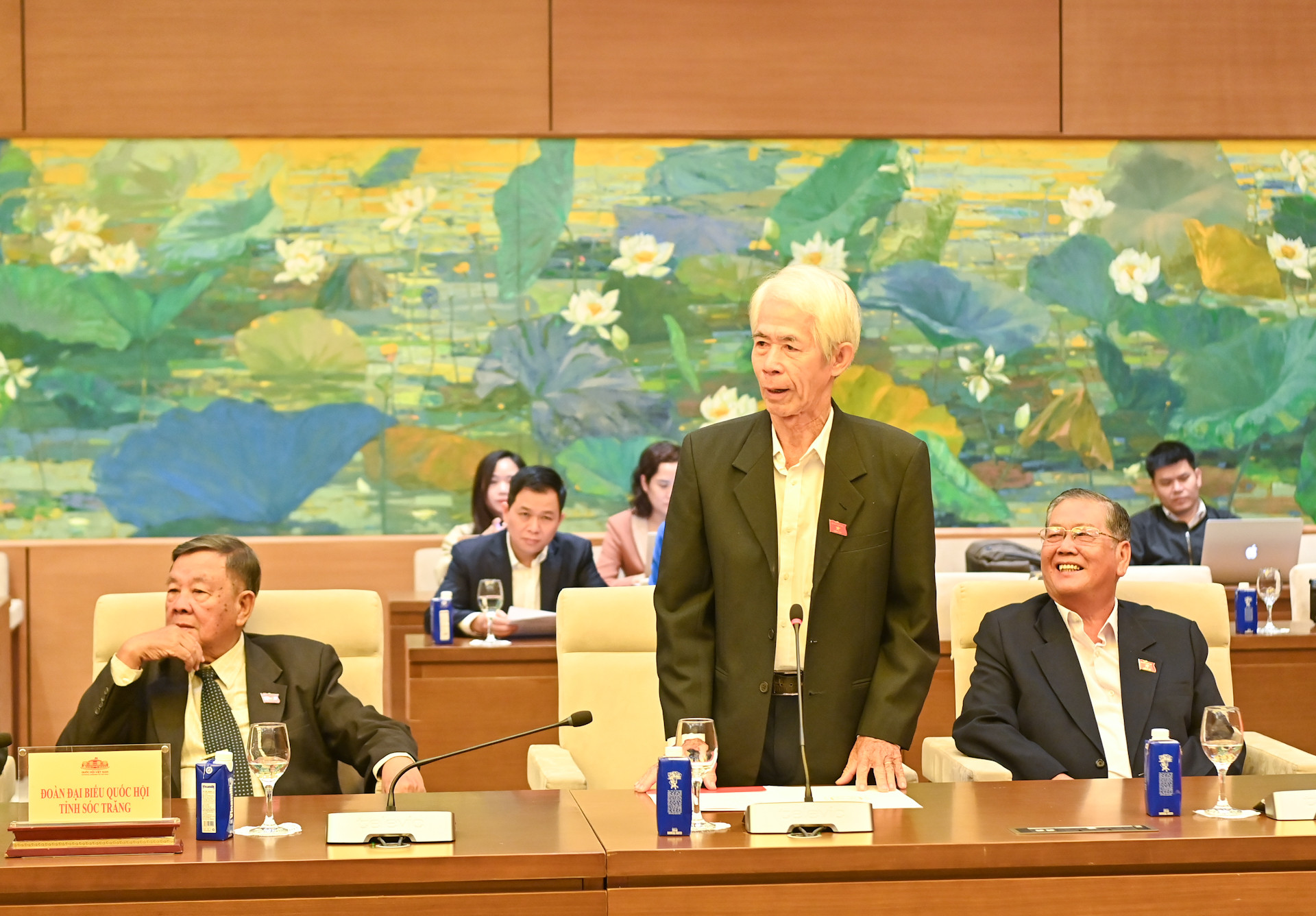 Đại diện Đoàn đại biểu Quốc hội tỉnh Sóc Trăng phát biểu tại cuộc gặp mặt. Đại diện Đoàn đại biểu Quốc hội tỉnh Sóc Trăng phát biểu tại cuộc gặp mặt.