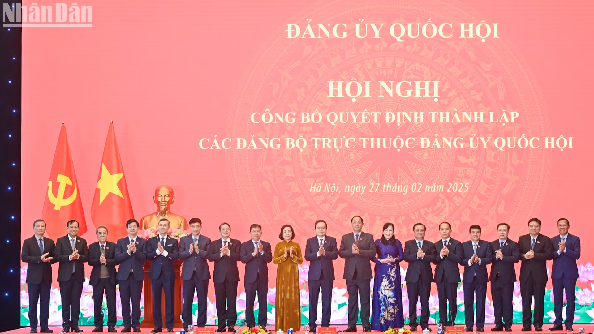 Bí thư Đảng ủy Quốc hội, Chủ tịch Quốc hội Trần Thanh Mẫn cùng các đại biểu với 11 đồng chí Bí thư các Đảng bộ trực thuộc. 