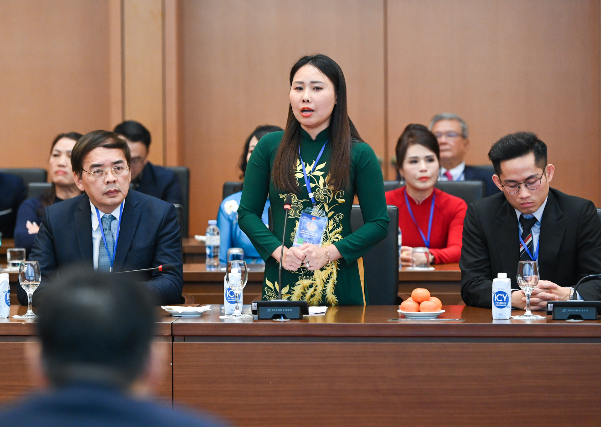 Bà Lê Thị Thương, kiều bào Nhật Bản, phát biểu tại cuộc gặp mặt.