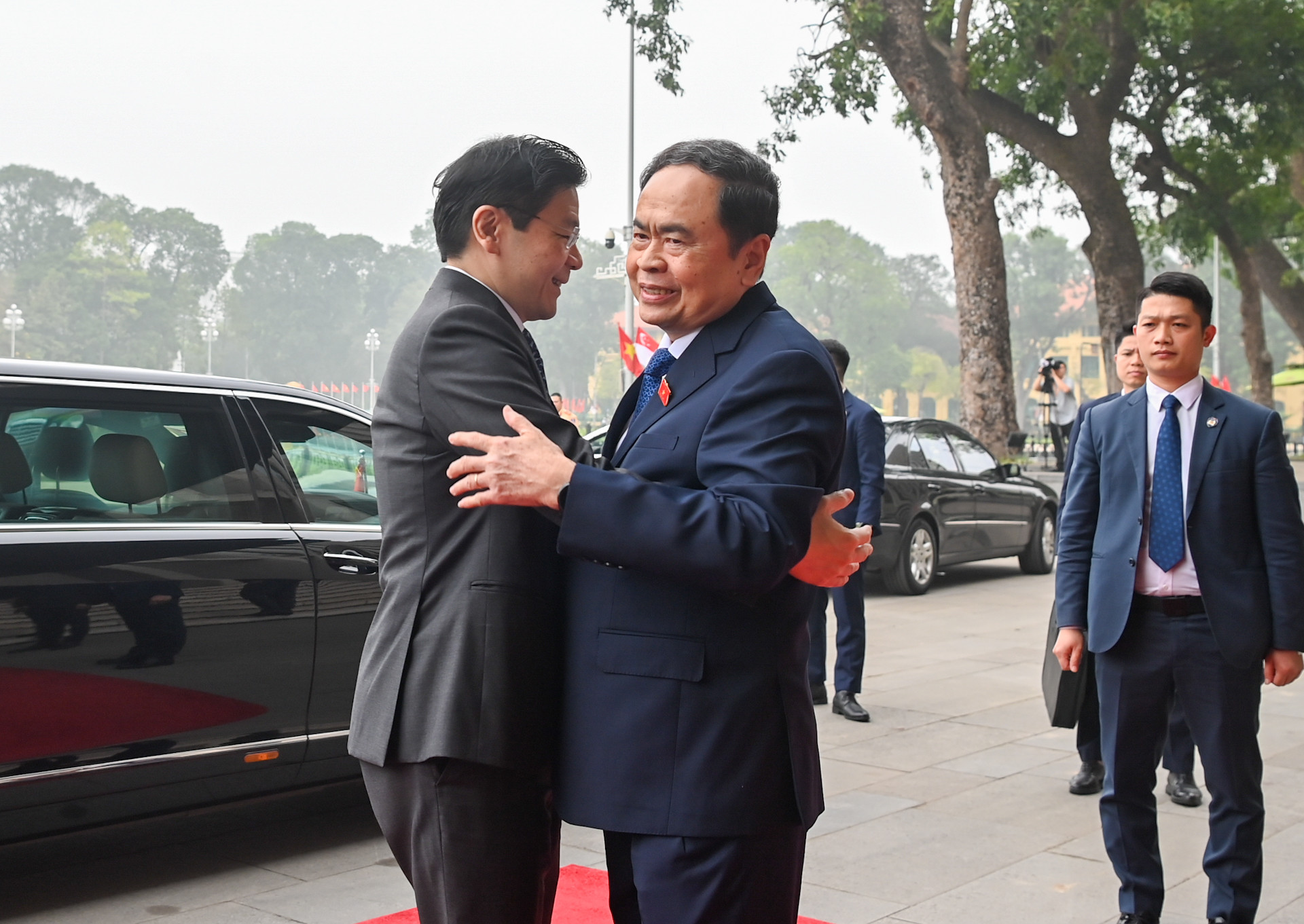 Chủ tịch Quốc hội Trần Thanh Mẫn đón Thủ tướng Singapore Lawrence Wong.