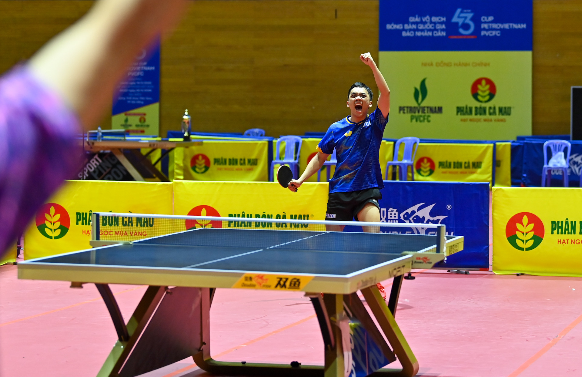 Niềm vui khi của Đinh Anh Hoàng khi điểm số quan trọng. Niềm vui khi của Đinh Anh Hoàng khi điểm số quan trọng.