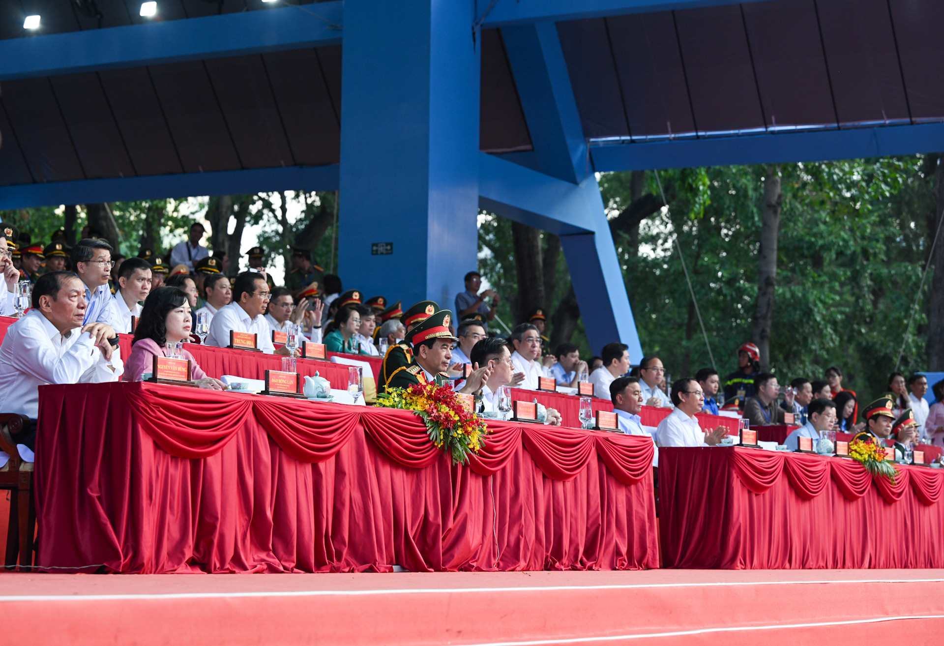 Thường trực Ban Bí thư Trần Cẩm Tú cùng các đồng chí lãnh đạo Đảng, Nhà nước dự buổi tổng duyệt.
