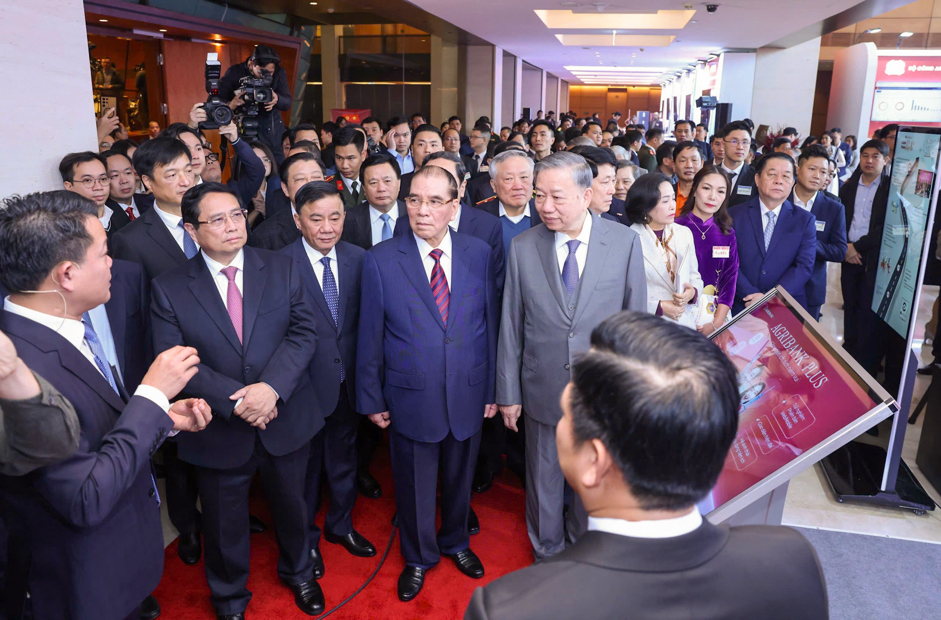 Tổng Bí thư Tô Lâm, Chủ tịch nước Lương Cường, Thủ tướng Phạm Minh Chính, Chủ tịch Quốc hội Trần Thanh Mẫn cùng các đồng chí lãnh đạo Đảng, Nhà nước tham quan trưng bày khoa học, công nghệ.