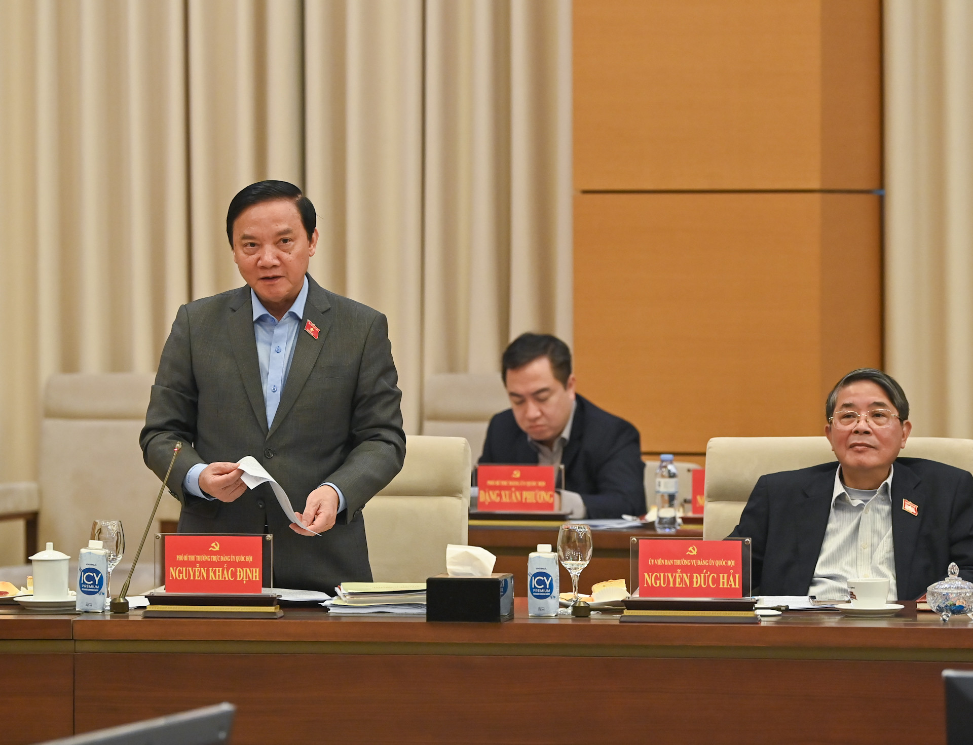 Phó Bí thư Thường trực Đảng ủy, Phó Chủ tịch Quốc hội Nguyễn Khắc Định phát biểu tại hội nghị.