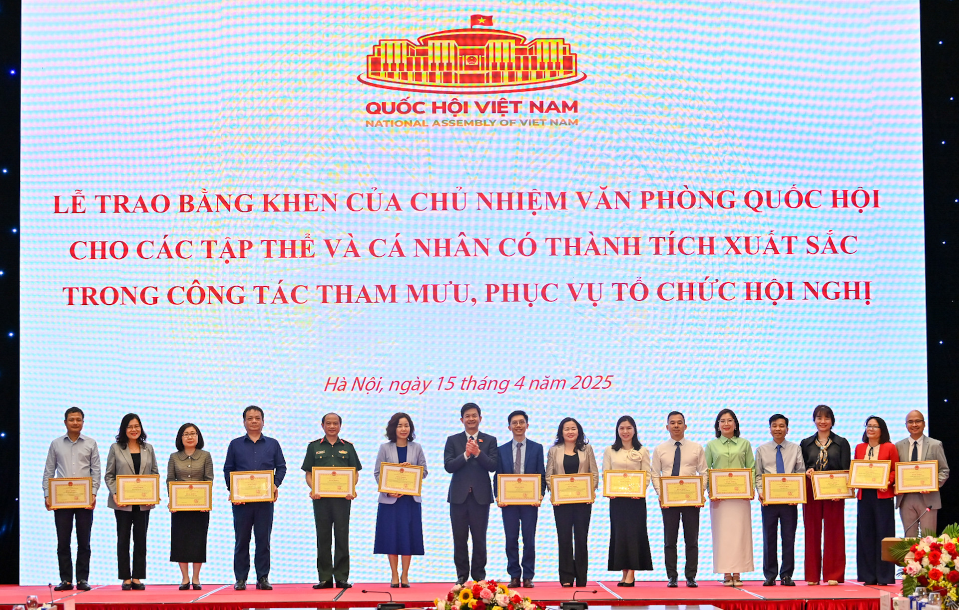 Tổng Thư ký, Chủ nhiệm Văn phòng Quốc hội Lê Quang Tùng trao bằng khen tặng các tập thể.