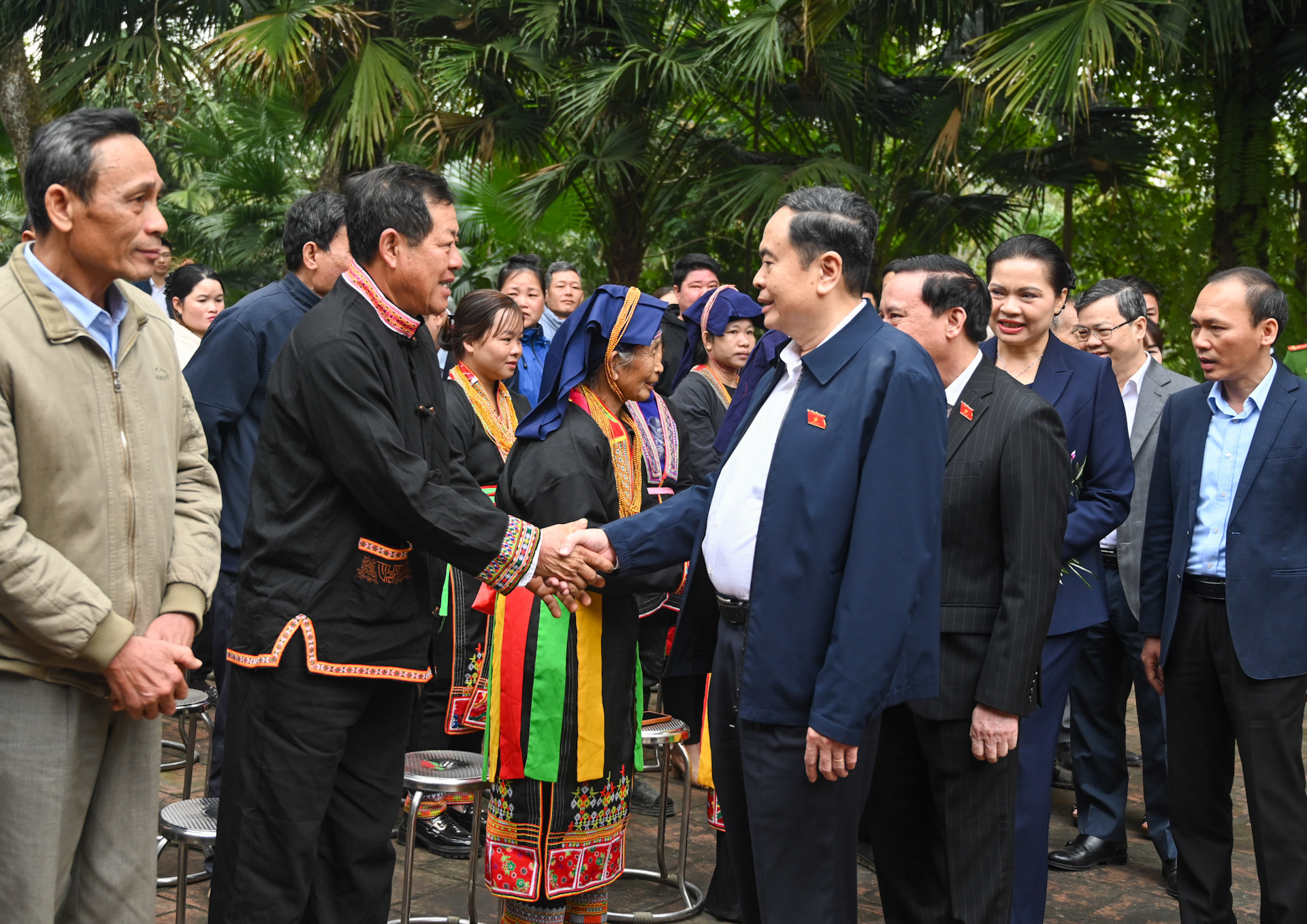 Chủ tịch Quốc hội Trần Thanh Mẫn thăm hỏi các gia đình chính sách của xã Trung Yên, huyện Sơn Dương.