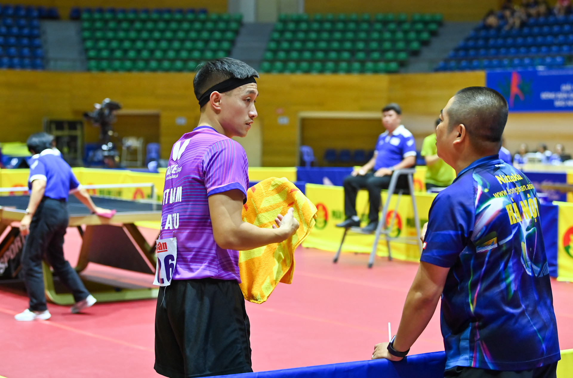 Hai thầy trò đội Hà Nội trao đổi chiến thuật trong giờ nghỉ. Hai thầy trò đội Hà Nội trao đổi chiến thuật trong giờ nghỉ.