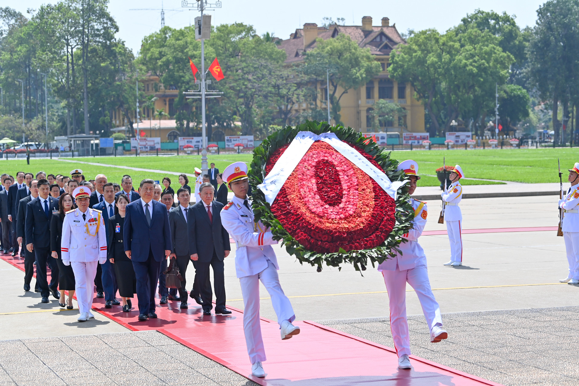 Tổng Bí thư Tô Lâm và Tổng Bí thư, Chủ tịch Trung Quốc Tập Cận Bình đặt vòng hoa và vào Lăng viếng Chủ tịch Hồ Chí Minh.