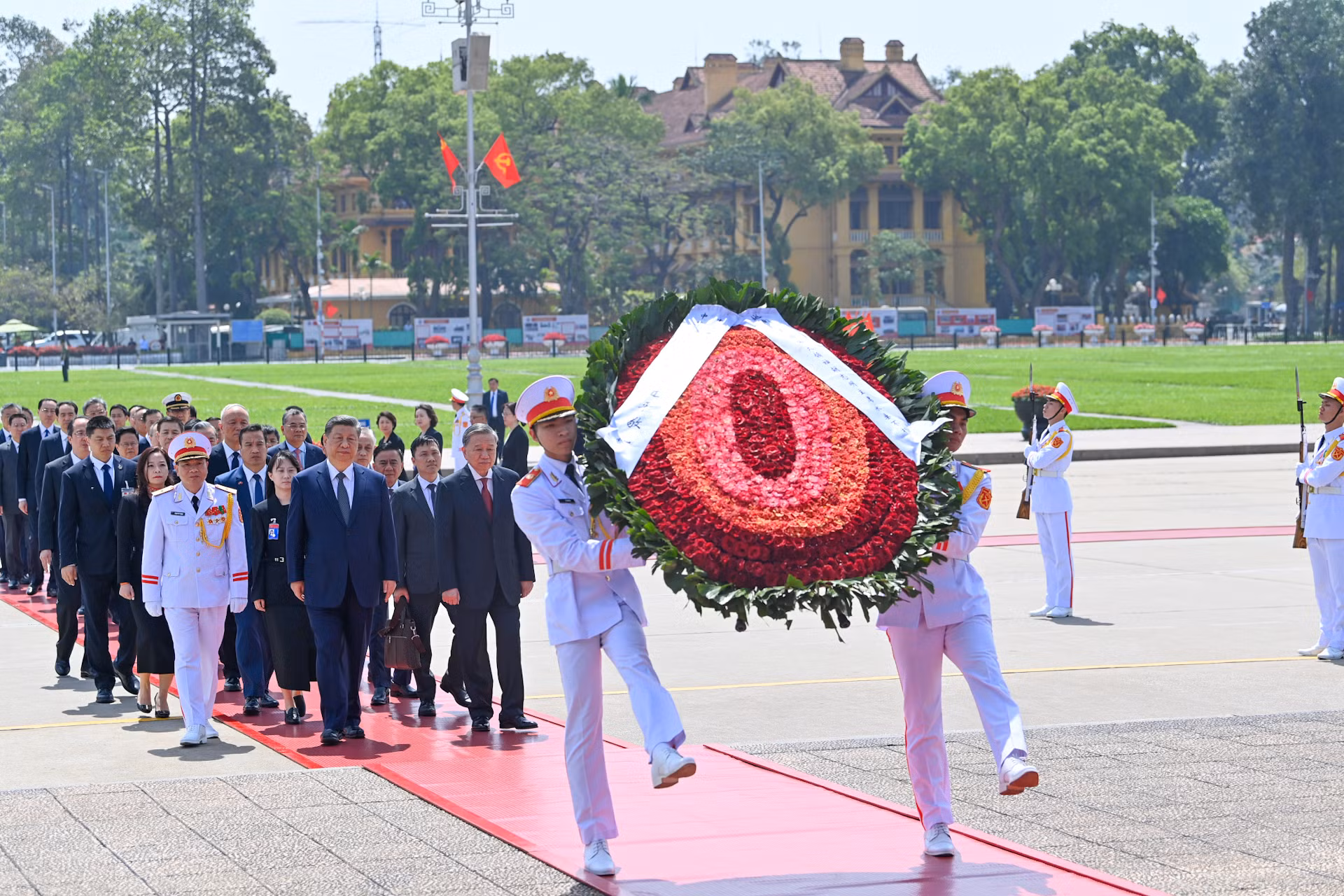 Tổng Bí thư Tô Lâm và Tổng Bí thư, Chủ tịch Trung Quốc Tập Cận Bình đặt vòng hoa và vào Lăng viếng Chủ tịch Hồ Chí Minh.
