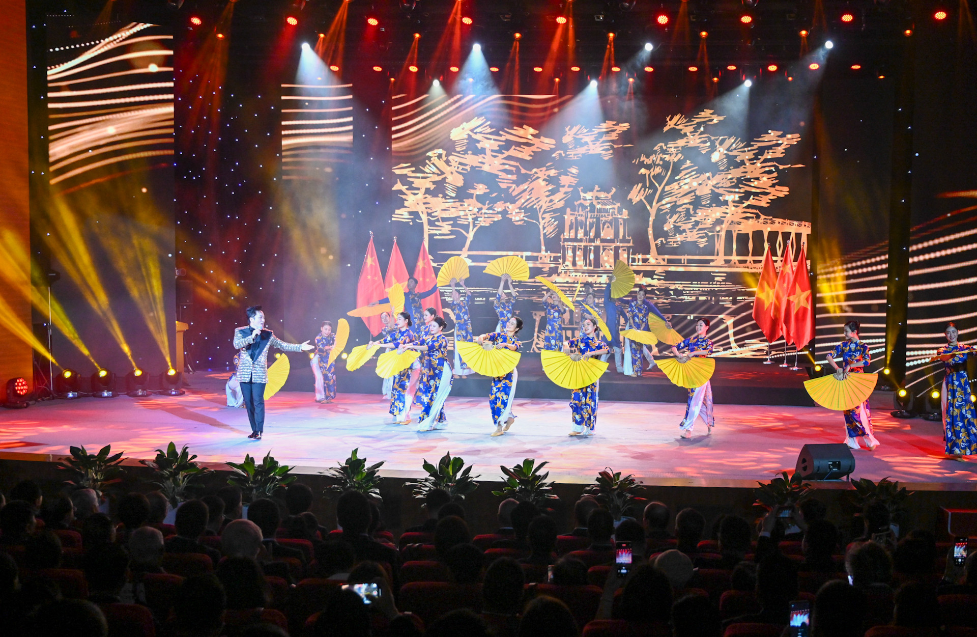 Chương trình nghệ thuật mở đầu cuộc gặp gỡ.