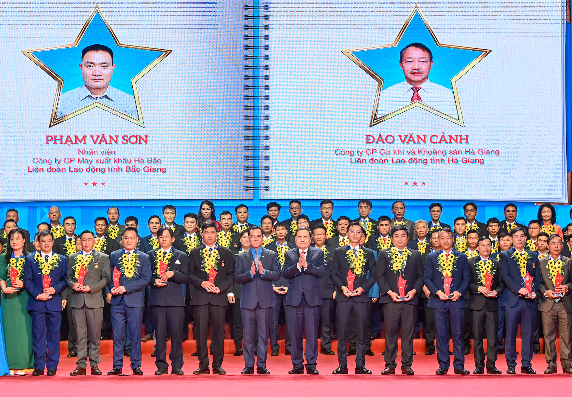 Chủ tịch Quốc hội Trần Thanh Mẫn và Chủ tịch Tổng Liên đoàn Lao động Việt Nam Nguyễn Đình Khang trao biểu trưng biểu dương công nhân lao động tiêu biểu là đảng viên.