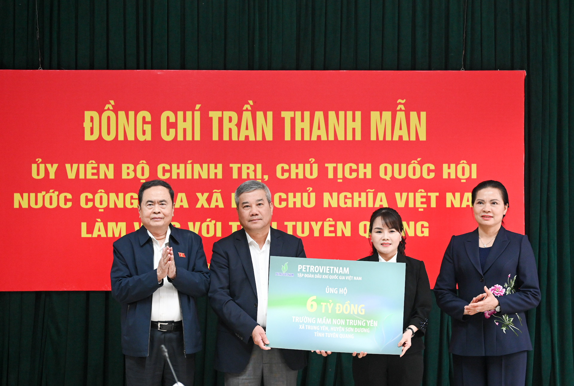 Chủ tịch Quốc hội Trần Thanh Mẫn chứng kiến Tập đoàn Dầu khí quốc gia Việt Nam trao kinh phí ủng hộ xây dựng Trường mầm non Trung Yên.