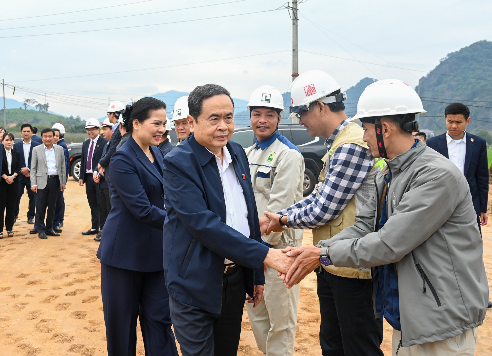 Chủ tịch Quốc hội Trần Thanh Mẫn với các kỹ sư, công nhân trên công trường.