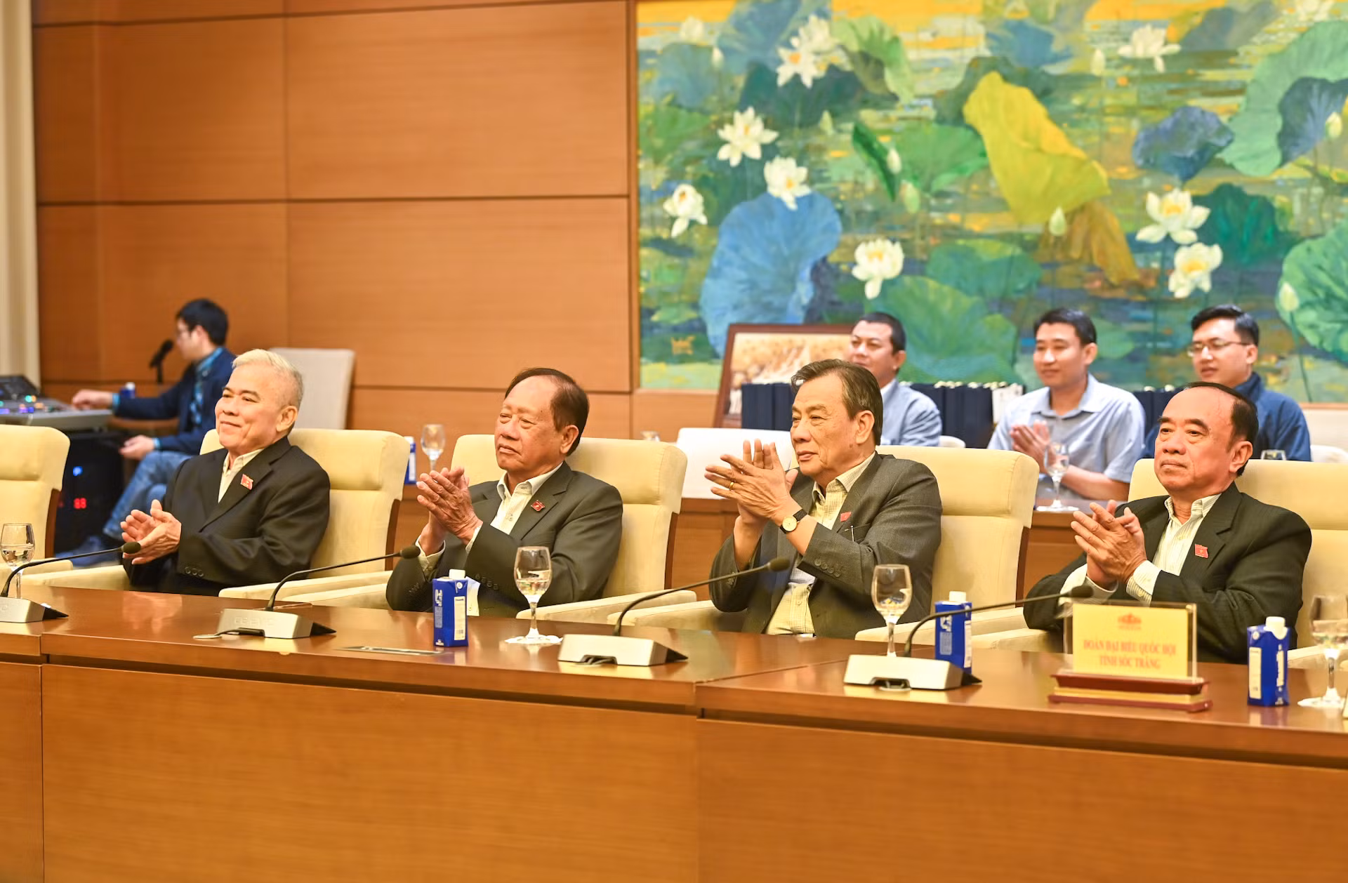 Các đại biểu Quốc hội tỉnh Sóc Trăng dự cuộc gặp mặt.