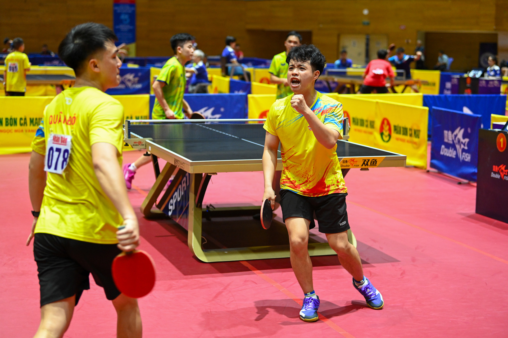 Nguyễn Đăng Hiệp - Bùi Thế Nghĩa ăn mừng sau khi ghi điểm quyết định. Nguyễn Đăng Hiệp - Bùi Thế Nghĩa ăn mừng sau khi ghi điểm quyết định.