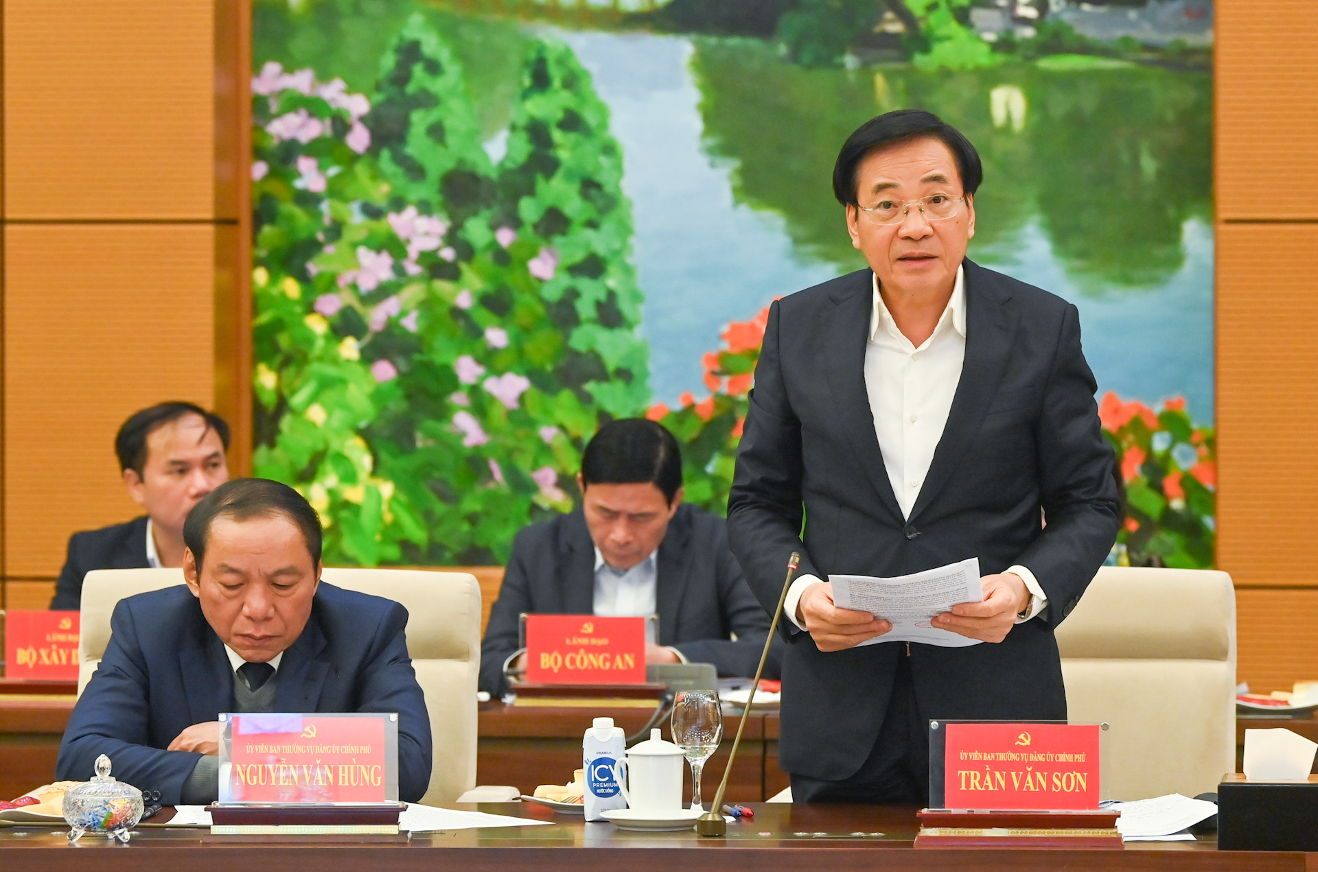 Bộ trưởng, Chủ nhiệm Văn phòng Chính phủ Trần Văn Sơn báo cáo tại hội nghị.