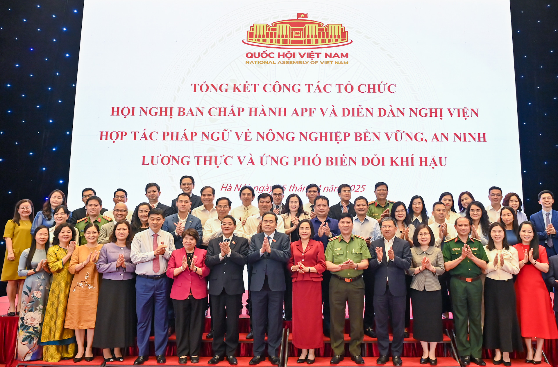 Chủ tịch Quốc hội Trần Thanh Mẫn chụp ảnh lưu niệm với các đại biểu.