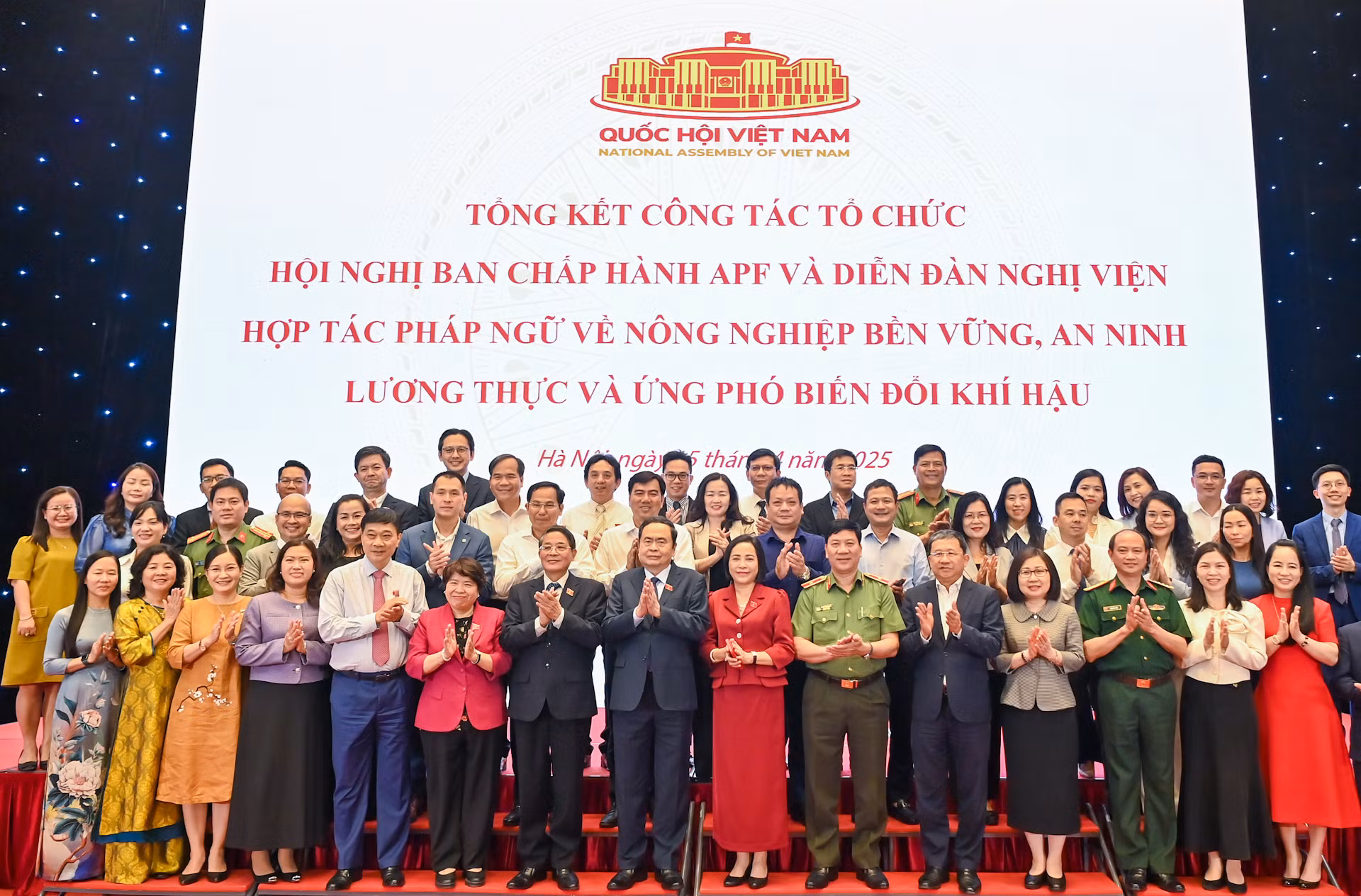 Chủ tịch Quốc hội Trần Thanh Mẫn chụp ảnh lưu niệm với các đại biểu.