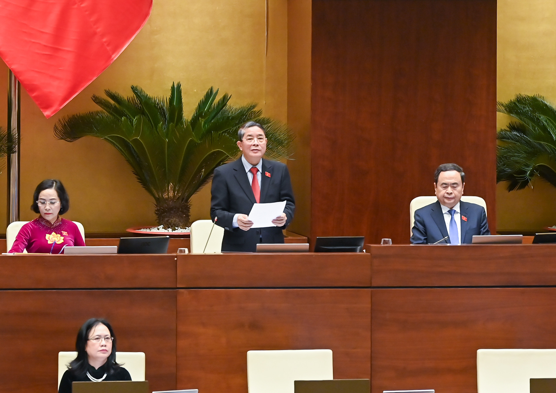 Phó Chủ tịch Quốc hội Nguyễn Đức Hải điều hành các nội dung biểu quyết các Nghị quyết của Quốc hội.