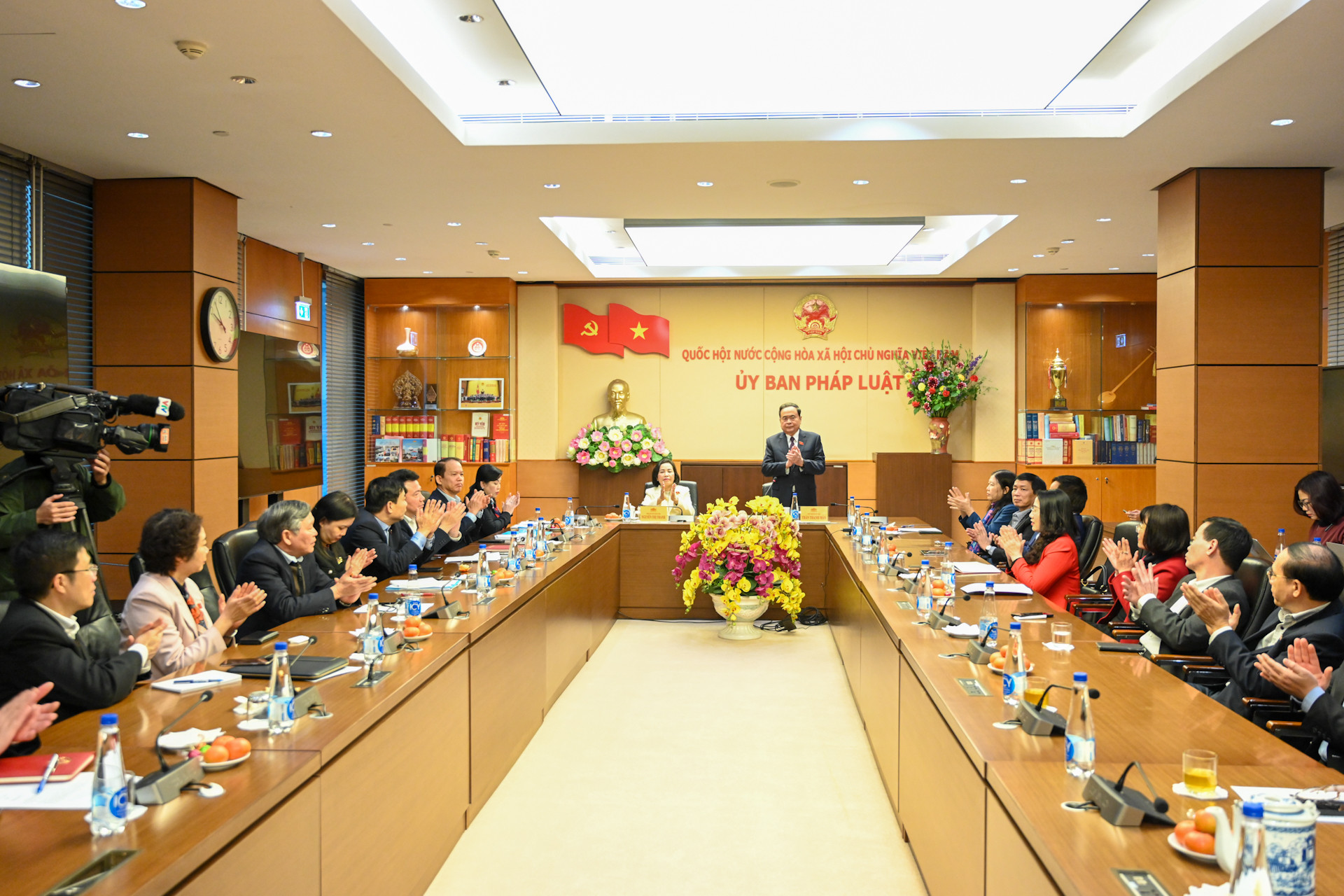 Chủ tịch Quốc hội Trần Thành Mẫn chủ trì cuộc làm việc với Ủy ban Pháp luật và Ủy ban Tư pháp. Chủ tịch Quốc hội Trần Thành Mẫn chủ trì cuộc làm việc với Ủy ban Pháp luật và Ủy ban Tư pháp.