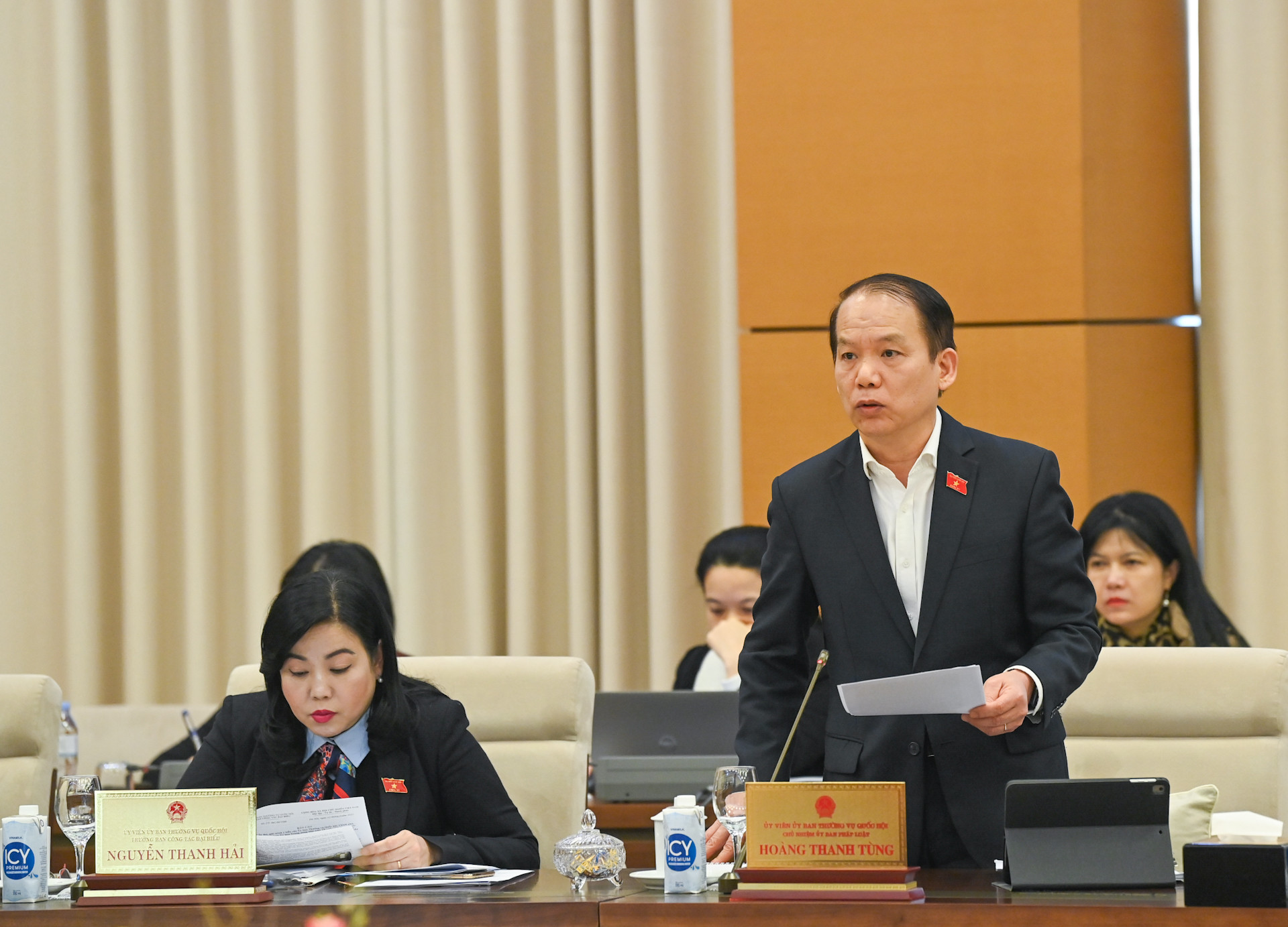 Chủ nhiệm Ủy ban Pháp luật Hoàng Thanh Tùng phát biểu tại phiên họp.