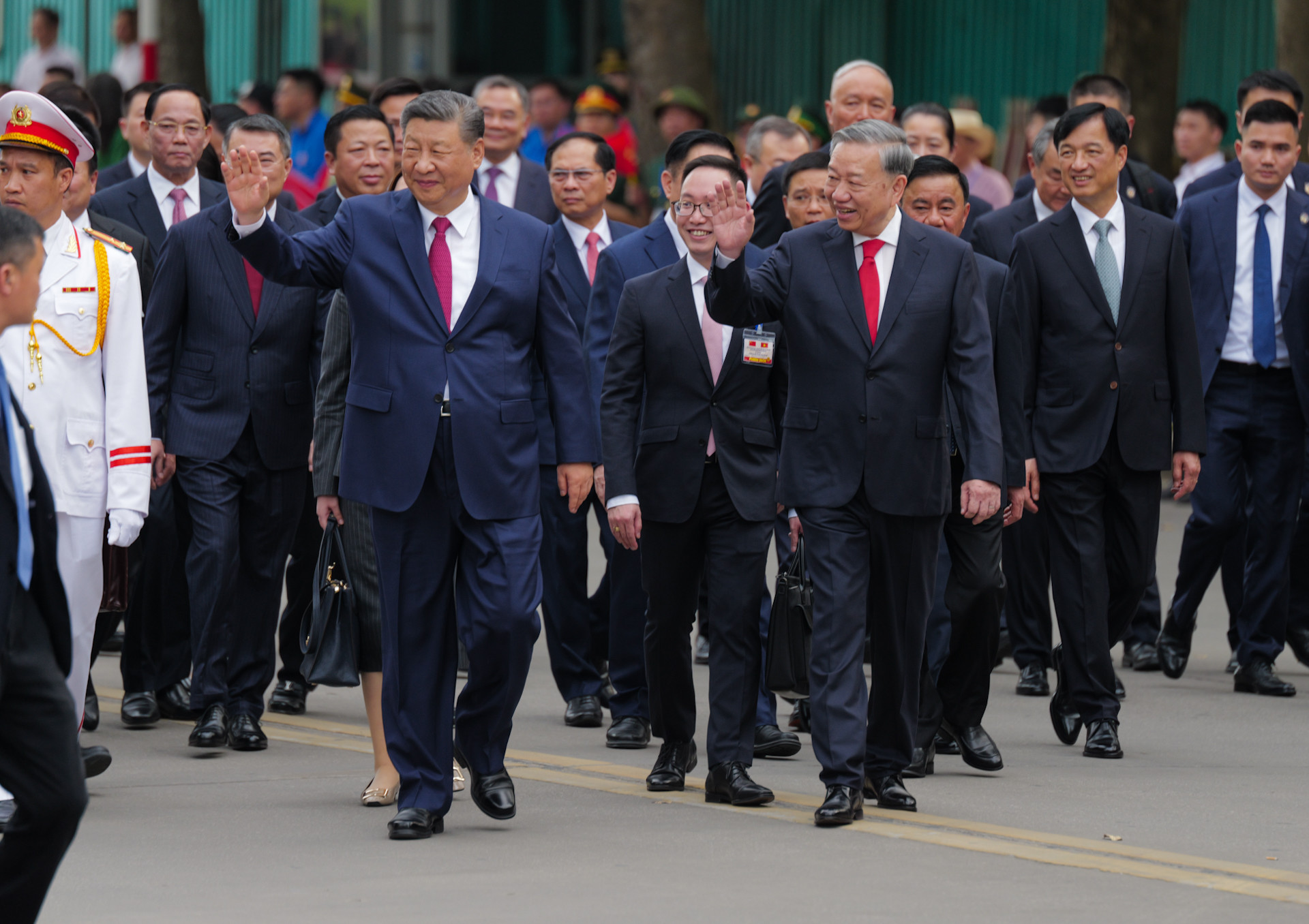 [Ảnh] Nhân dân Thủ đô Hà Nội nồng nhiệt chào đón Tổng Bí thư, Chủ tịch Trung Quốc Tập Cận Bình thăm cấp Nhà nước đến Việt Nam ảnh 5