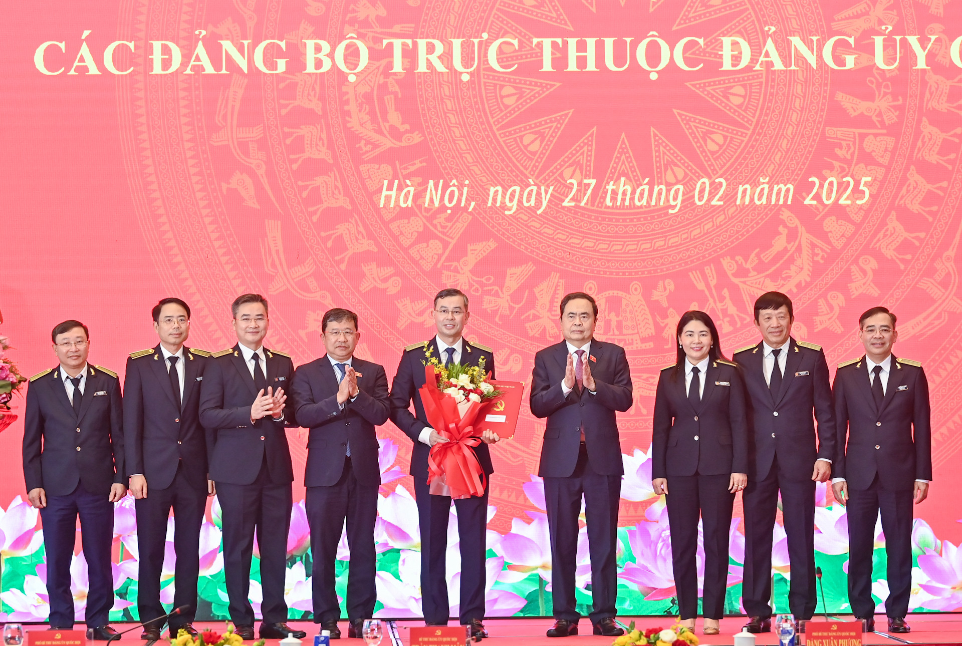 Bí thư Đảng ủy Quốc hội, Chủ tịch Quốc hội Trần Thanh Mẫn trao quyết định cho Đảng bộ Kiểm toán Nhà nước.