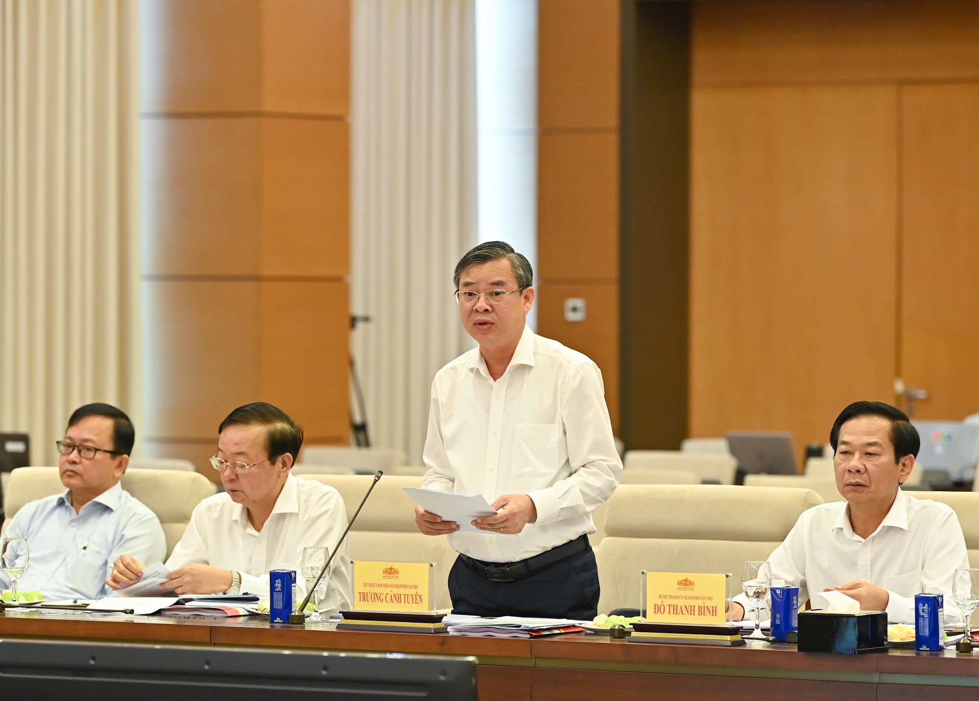 Chủ tịch UBND thành phố Cần Thơ Trương Cảnh Tuyên báo cáo tại buổi làm việc. Chủ tịch UBND thành phố Cần Thơ Trương Cảnh Tuyên báo cáo tại buổi làm việc.