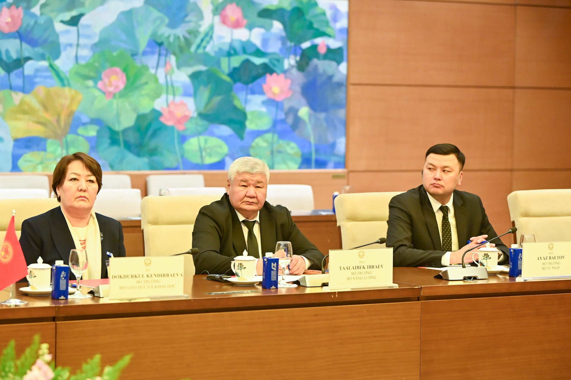 Các thành viên tháp tùng Thủ tướng Kyrgyzstan dự hội kiến.