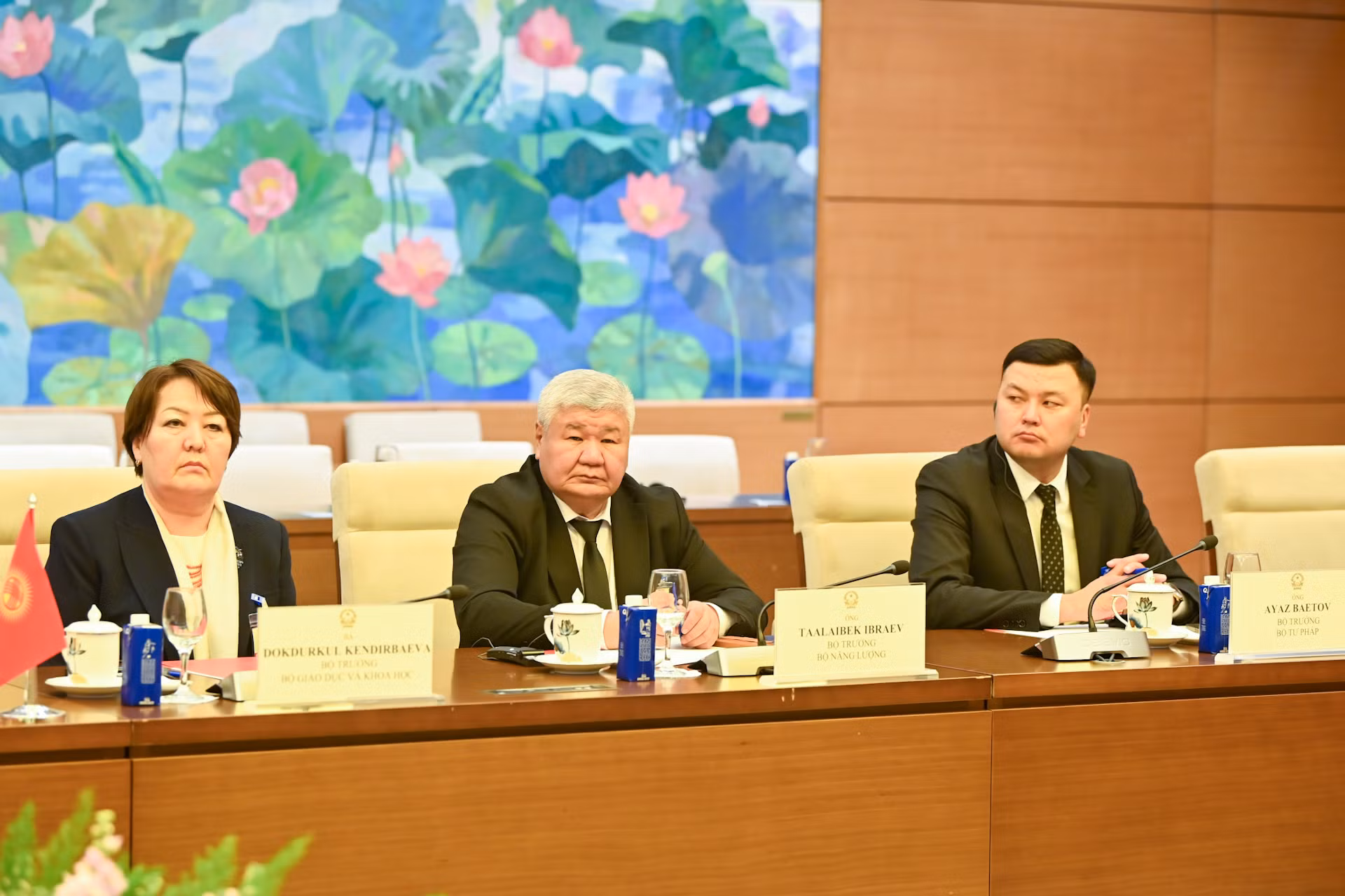 Các thành viên tháp tùng Thủ tướng Kyrgyzstan dự hội kiến.