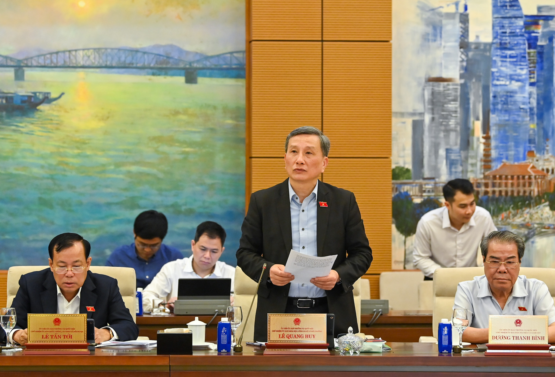 Chủ nhiệm Ủy ban Khoa học, Công nghệ và Môi trường Lê Quang Huy trình bày tóm tắt báo cáo thẩm tra dự án Luật Năng lượng nguyên tử (sửa đổi).