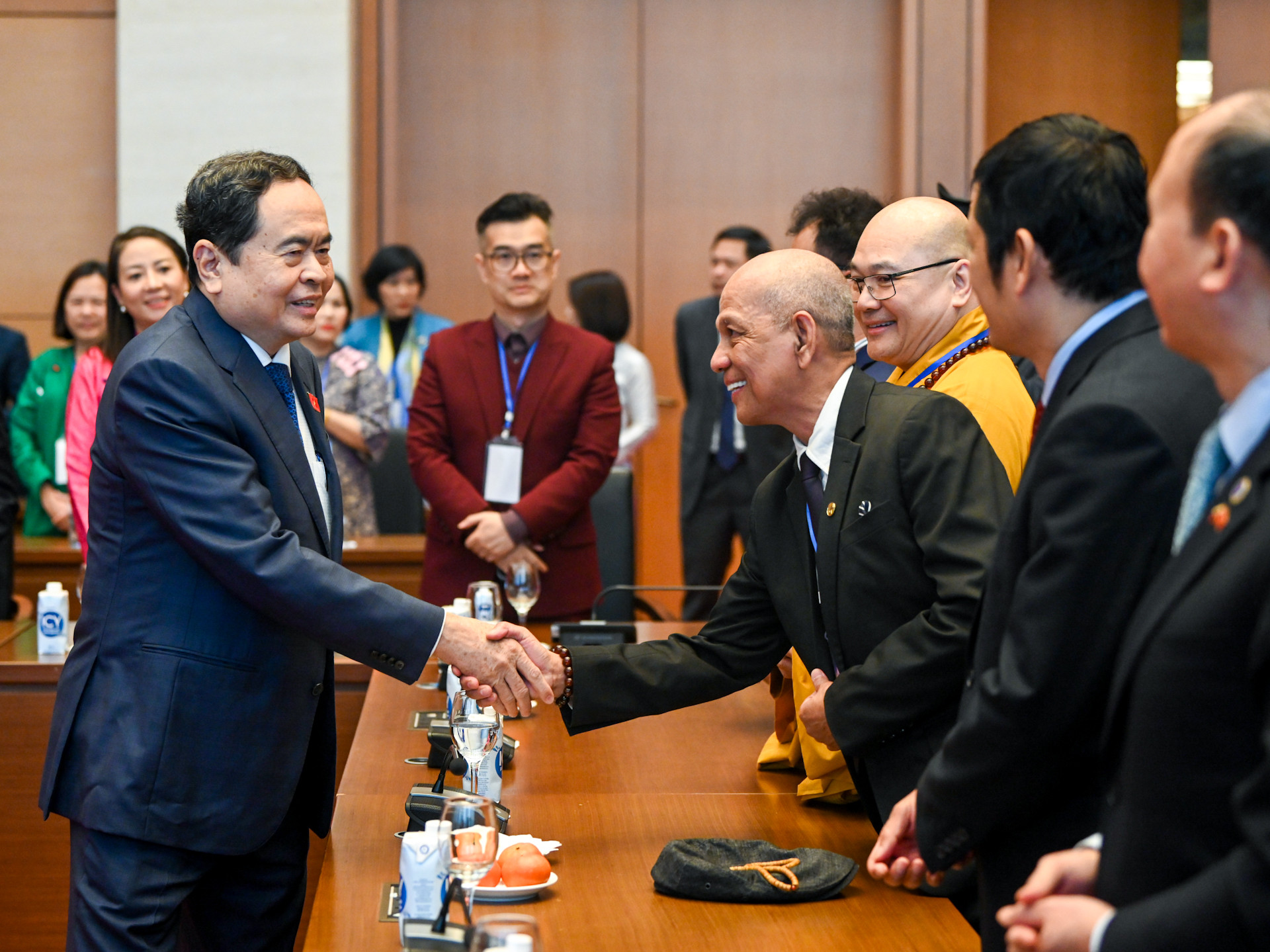 Chủ tịch Quốc hội Trần Thanh Mẫn với các kiều bào tại cuộc gặp mặt.