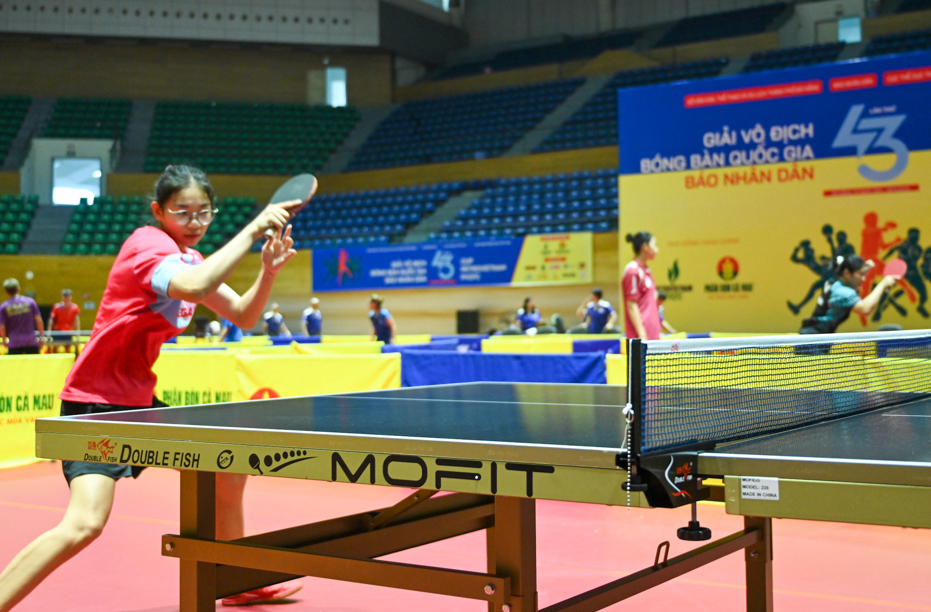 Bàn bóng, thảm sàn cùng các thiết bị thi đấu đều đạt chuẩn quốc tế, sẵn sàng phục vụ vận động viên trong điều kiện tốt nhất.