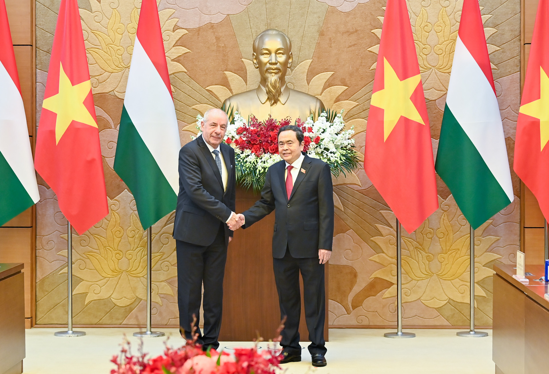 Chủ tịch Quốc hội Trần Thanh Mẫn và Tổng thống Hungary Sulyok Tamas.