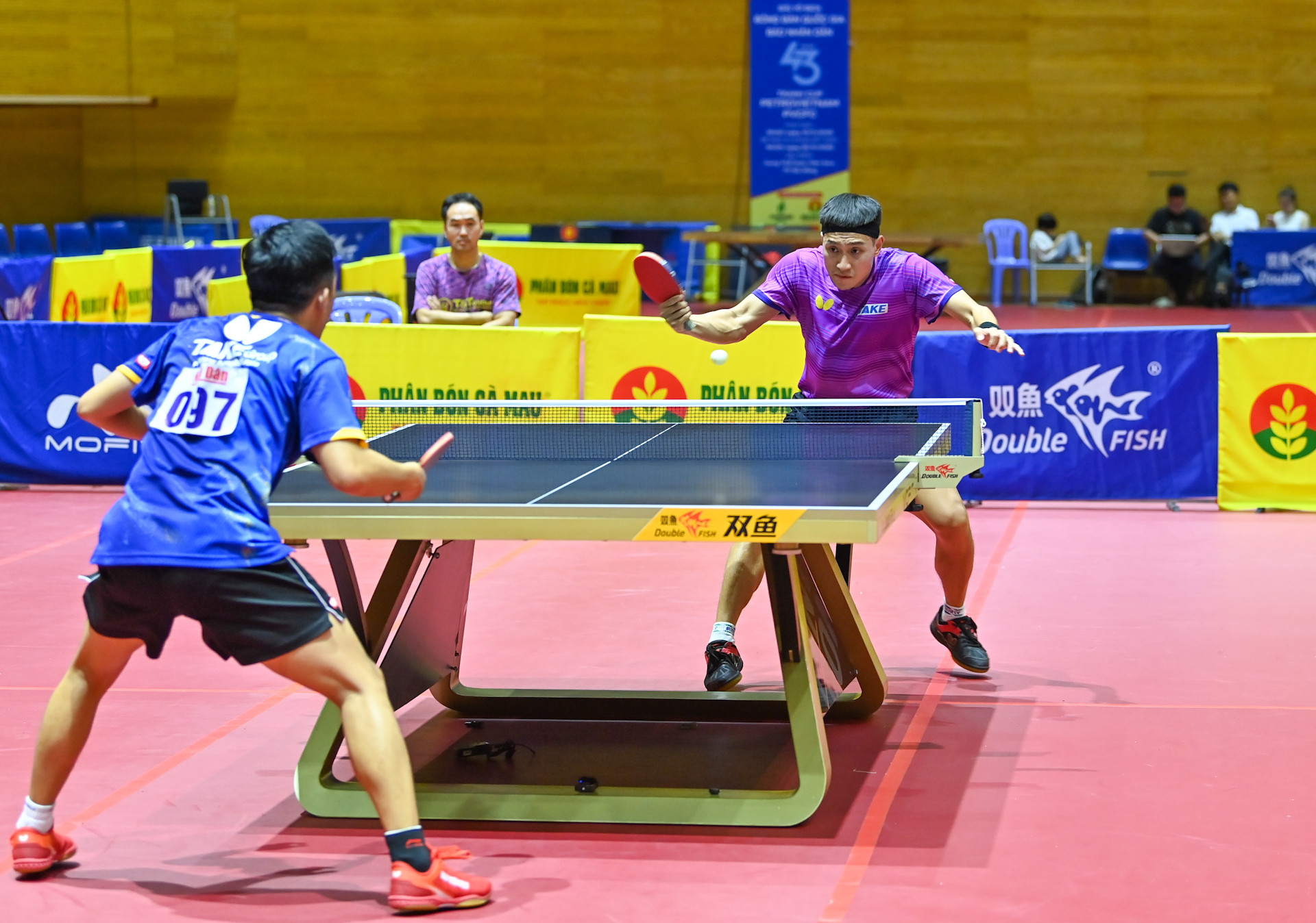 Trận chung kết diễn ra sôi nổi, hấp dẫn với nhiều pha bóng đẹp của hai tay vợt. Trận chung kết diễn ra sôi nổi, hấp dẫn với nhiều pha bóng đẹp của hai tay vợt.