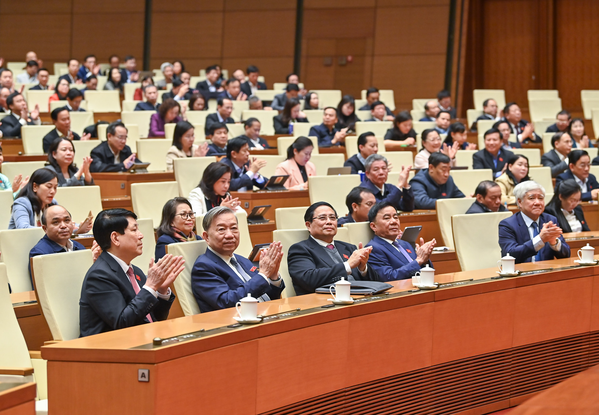 Các đồng chí lãnh đạo Đảng, Nhà nước và các đại biểu Quốc hội dự phiên họp.