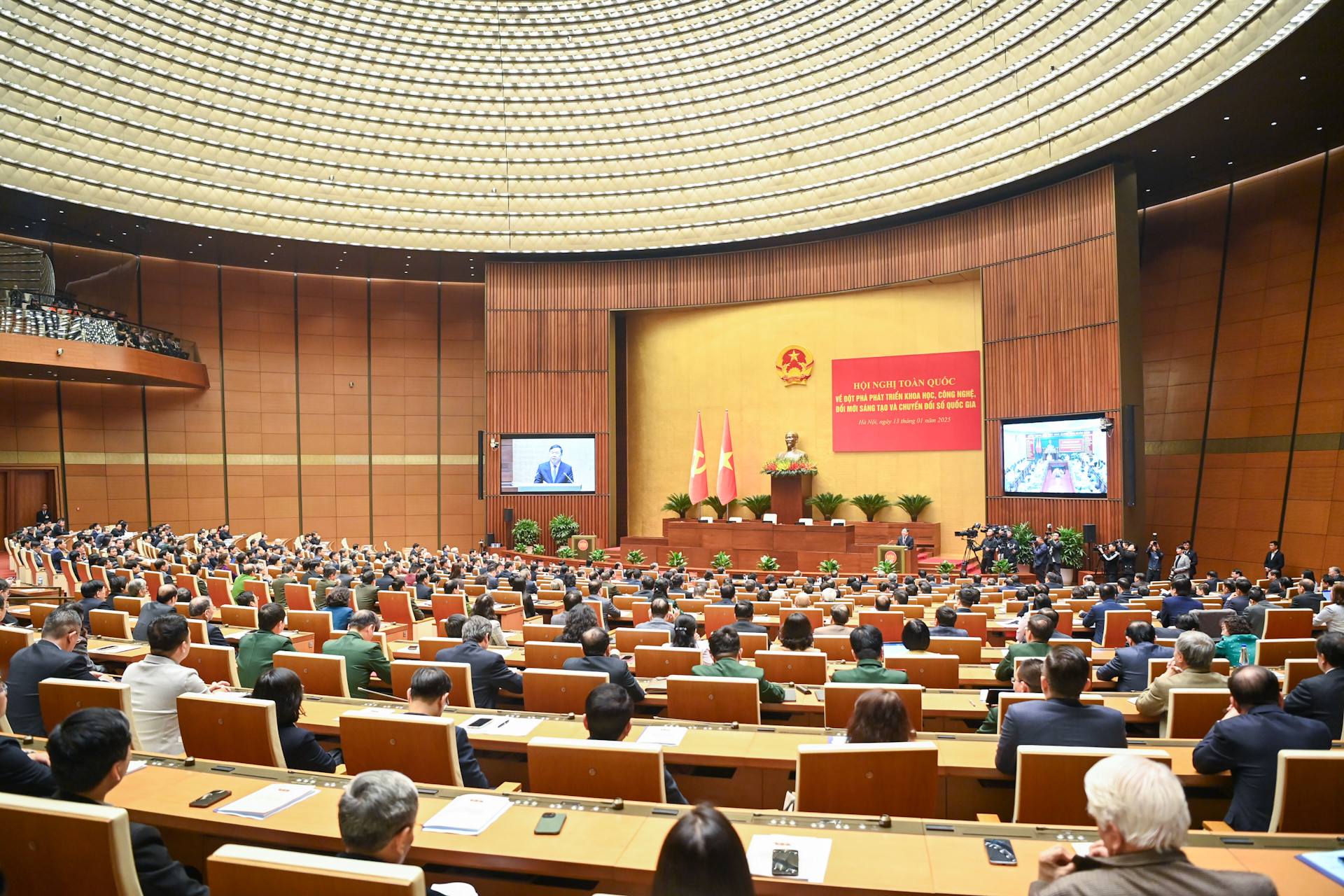 Quang cảnh hội nghị tại hội trường Diên Hồng.