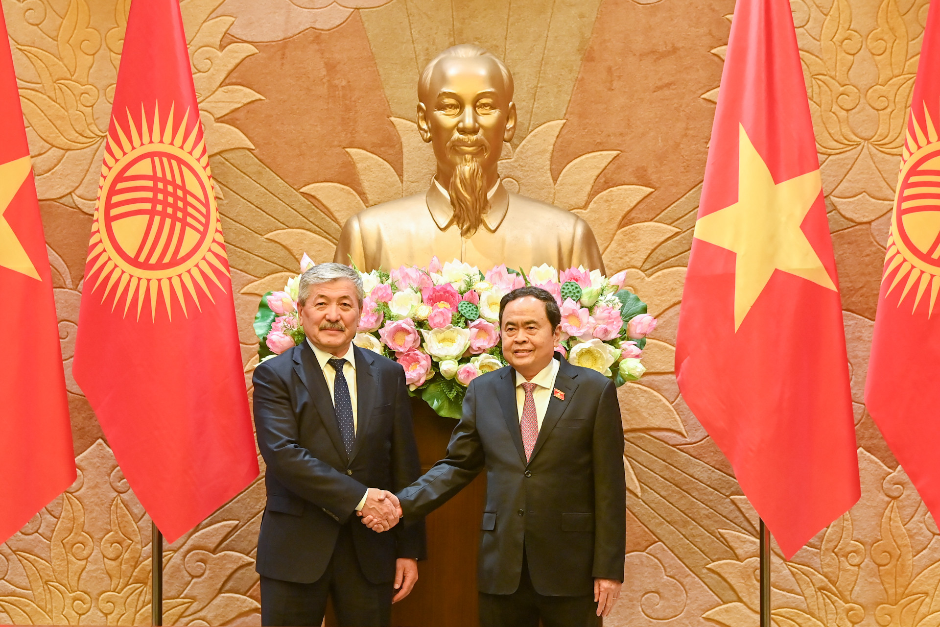 Chủ tịch Quốc hội Trần Thanh Mẫn và Thủ tướng Kyrgyzstan Adylbek Kasymaliev tại buổi hội kiến.