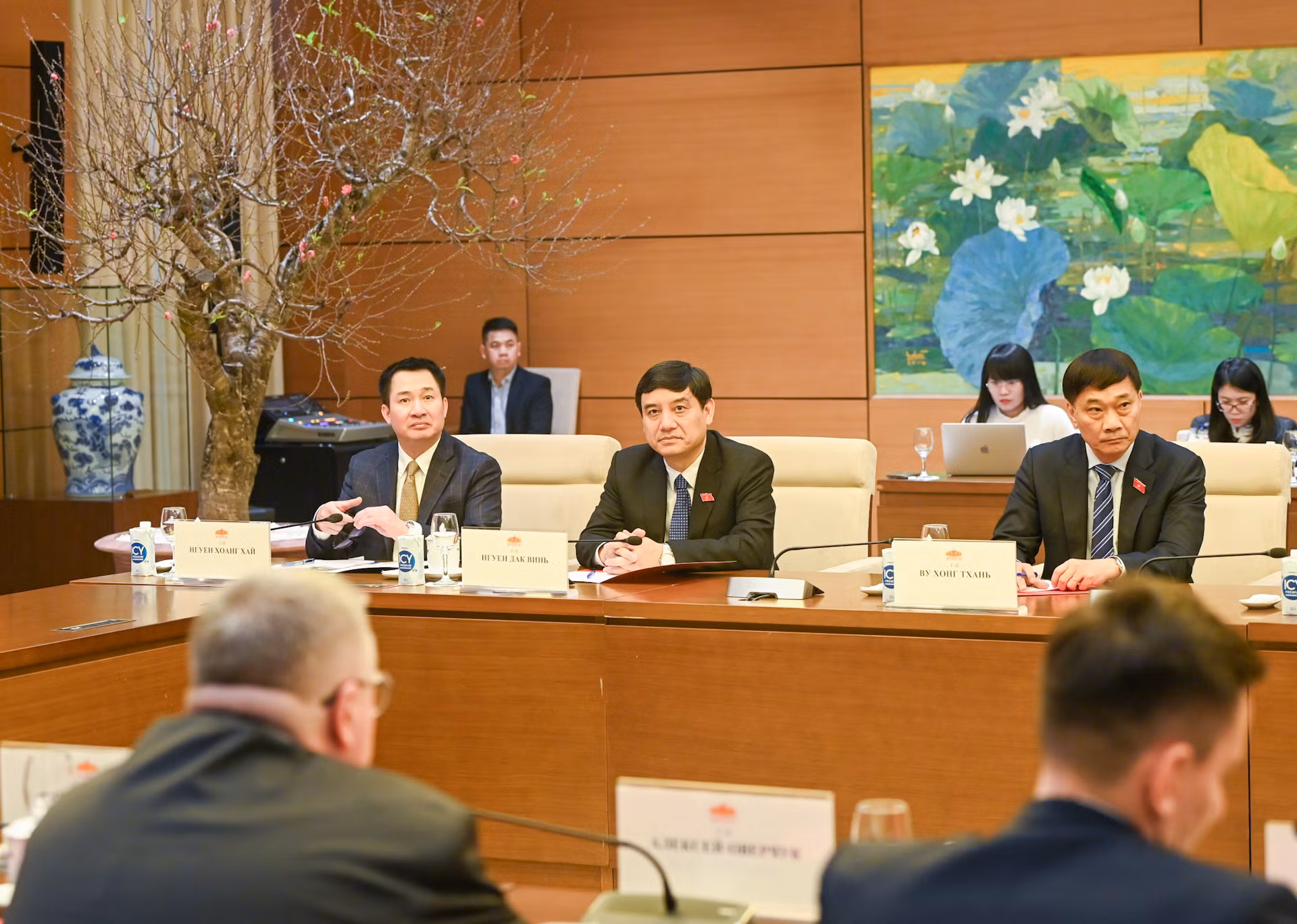 Các đại biểu Việt Nam dự hội kiến.