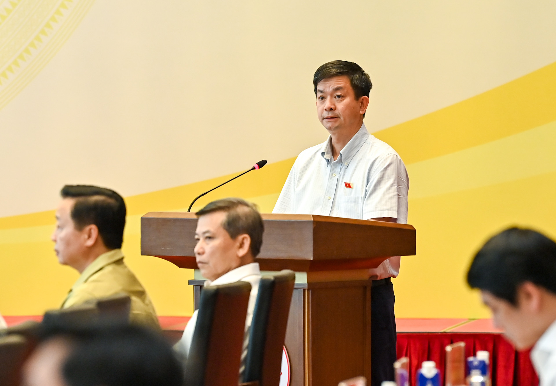 Tổng Thư ký Quốc hội, Chủ nhiệm Văn phòng Quốc hội Lê Quang Tùng báo cáo tại hội nghị. Tổng Thư ký Quốc hội, Chủ nhiệm Văn phòng Quốc hội Lê Quang Tùng báo cáo tại hội nghị.