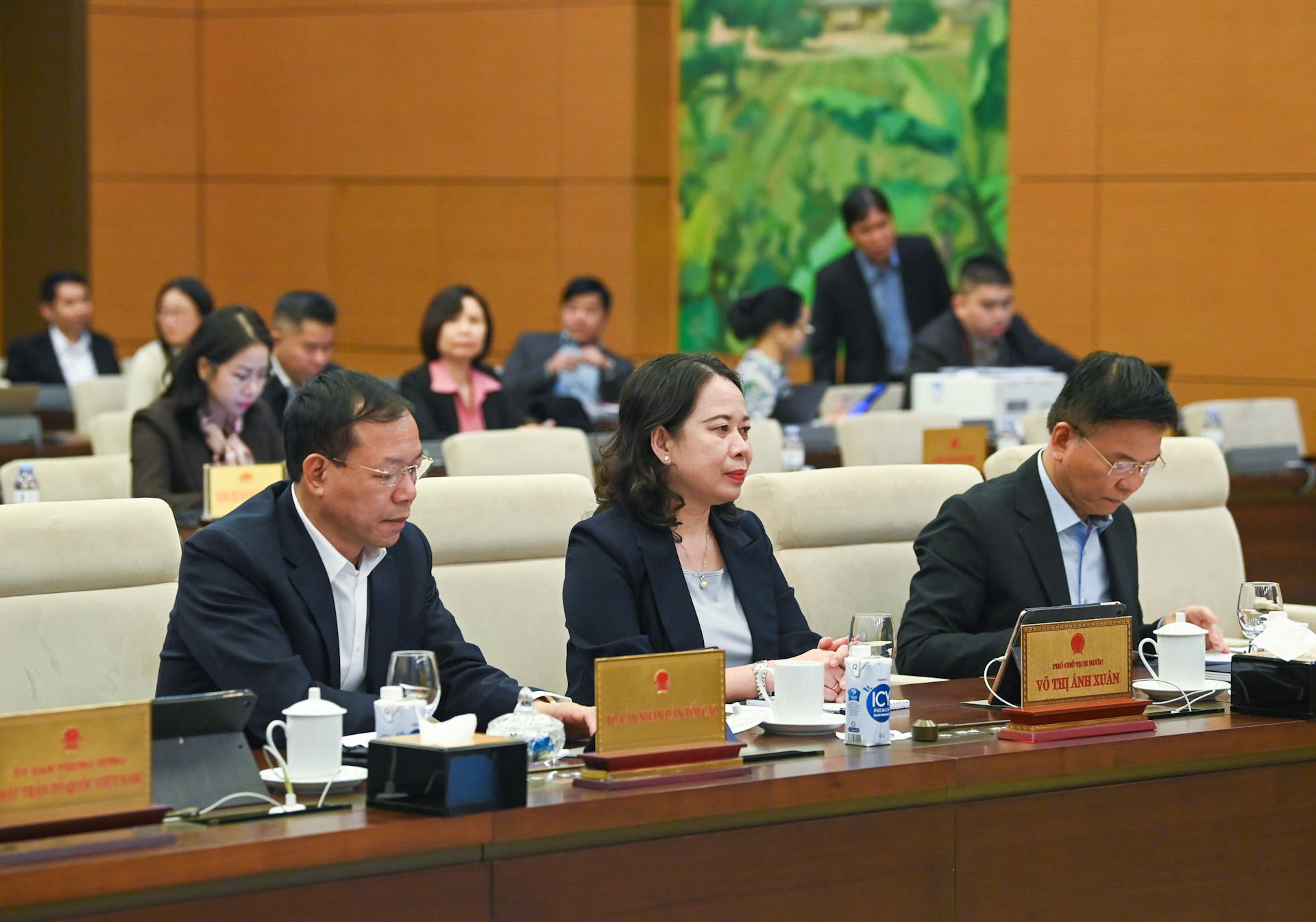 Phó Chủ tịch nước Võ Thị Ánh Xuân, Phó Thủ tướng Lê Thành Long và các đại biểu dự phiên họp.