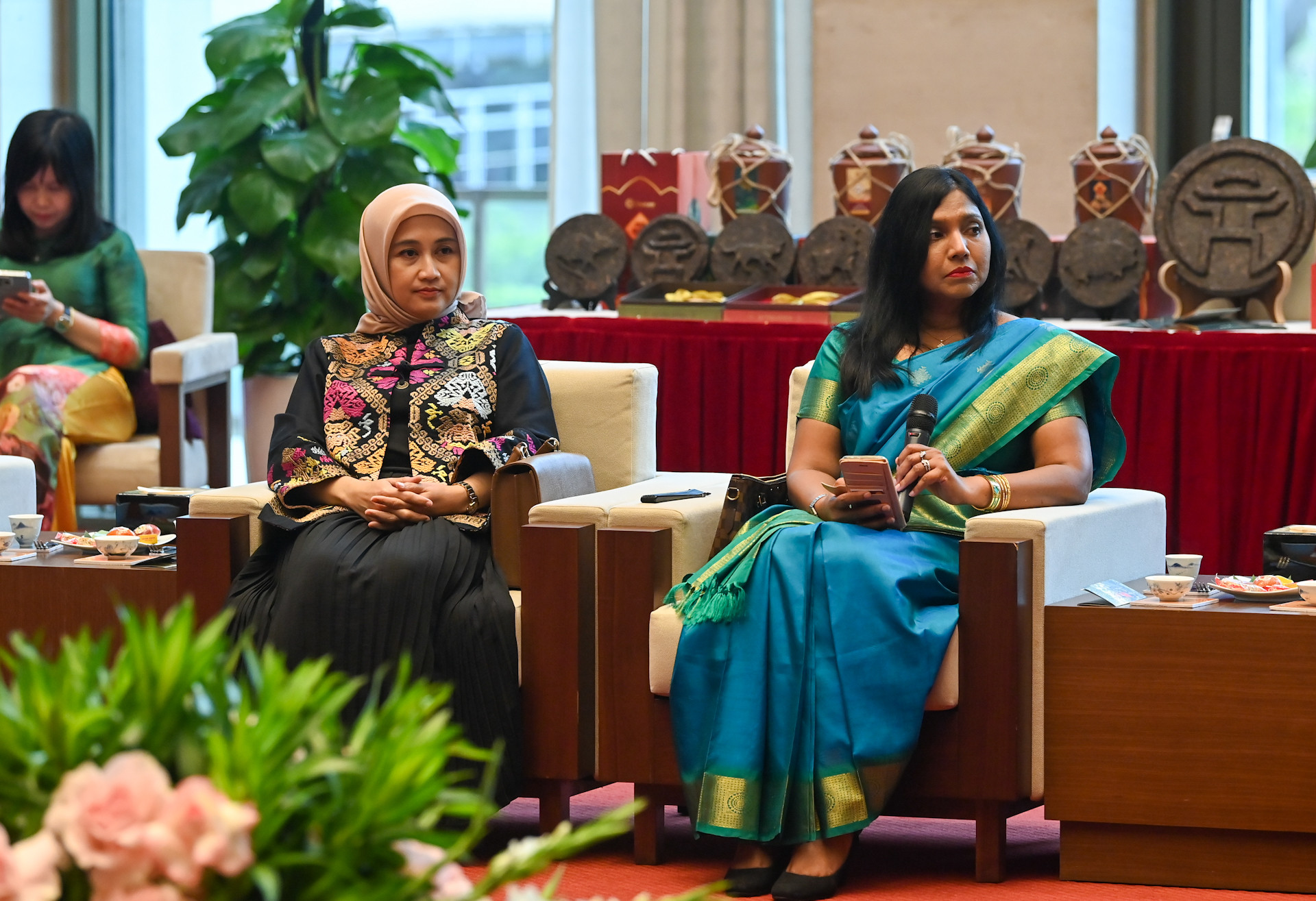 Phu nhân Đại sứ Singapore phát biểu tại buổi tiếp.