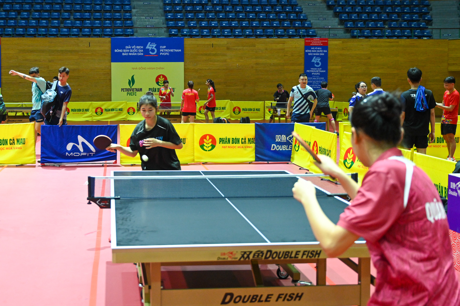 Nhiều tay vợt trẻ nỗ lực tập luyện, đặt quyết tâm cao trước thềm giải đấu.