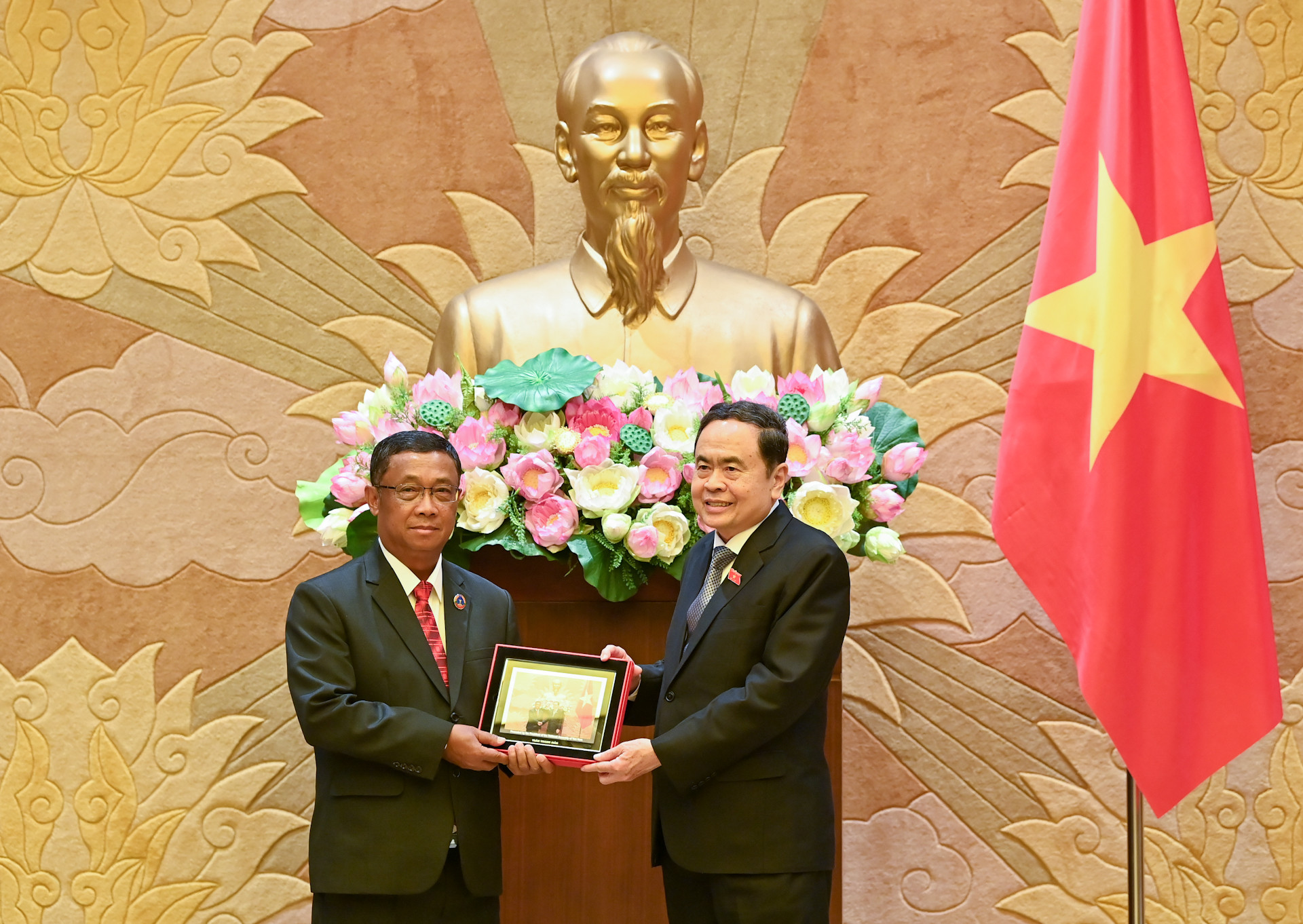 Chủ tịch Quốc hội Trần Thanh Mẫn trao quà lưu niệm, tặng Phó Chủ tịch Quốc hội Lào Suvon Luongbunmi.