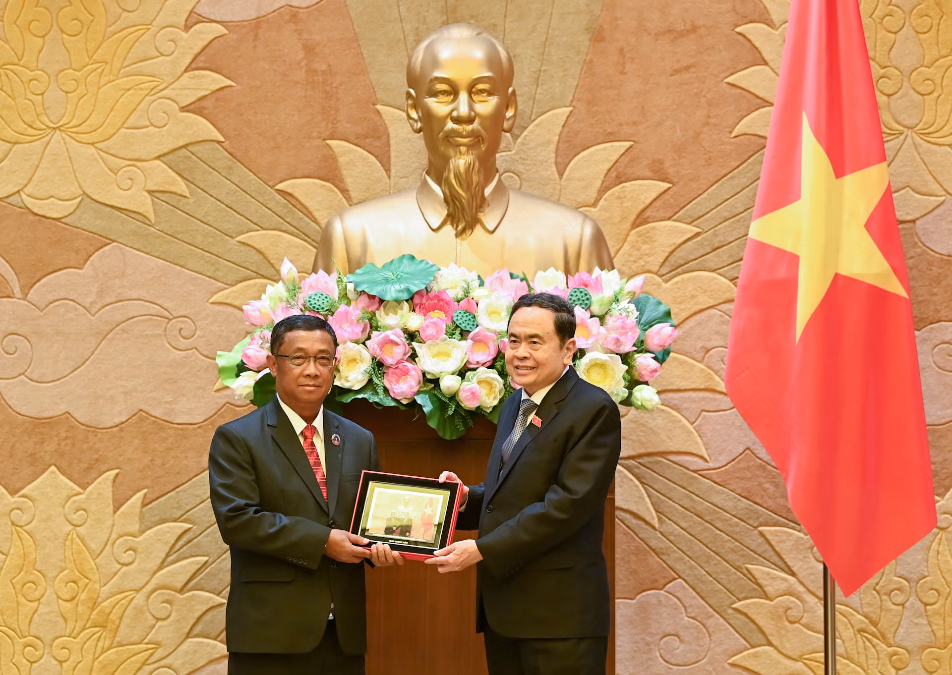Chủ tịch Quốc hội Trần Thanh Mẫn trao quà lưu niệm, tặng Phó Chủ tịch Quốc hội Lào Suvon Luongbunmi.